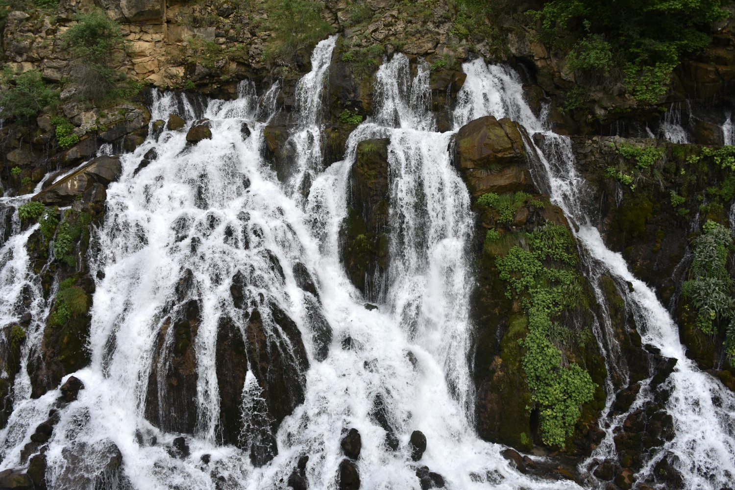 Vali Taşbilek: Tomara Şelalesi bir tabiat harikası 12