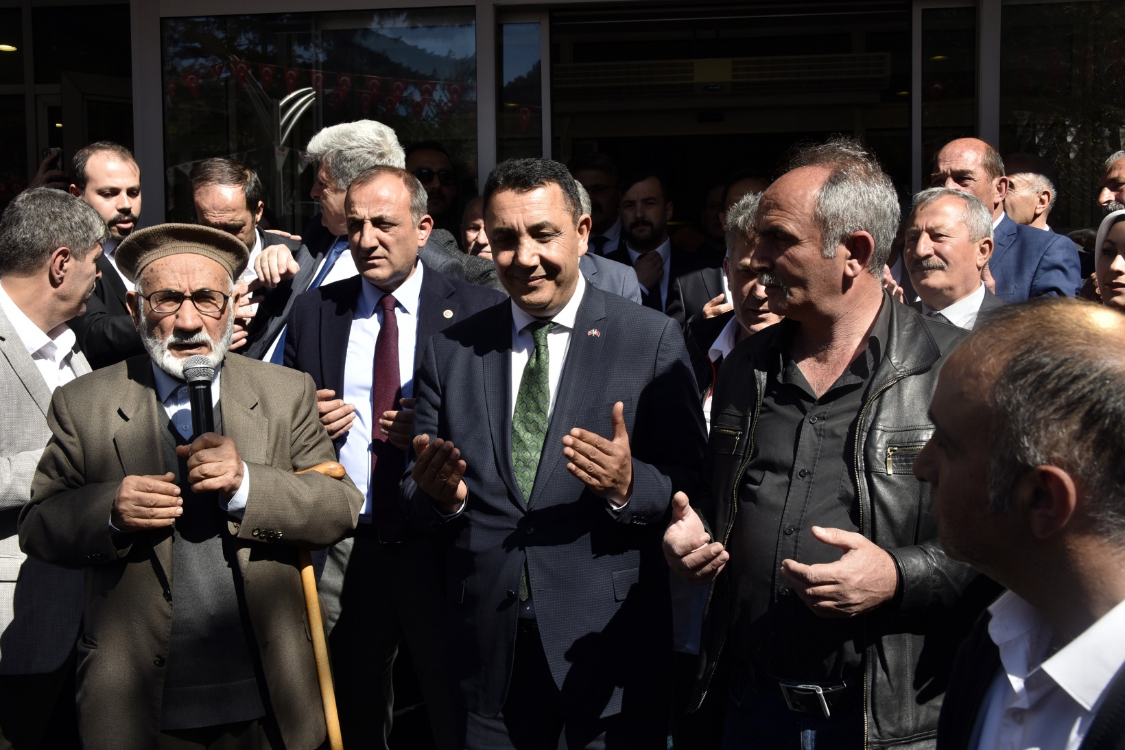 Başer mazbatasını alıp koltuğa oturdu 9