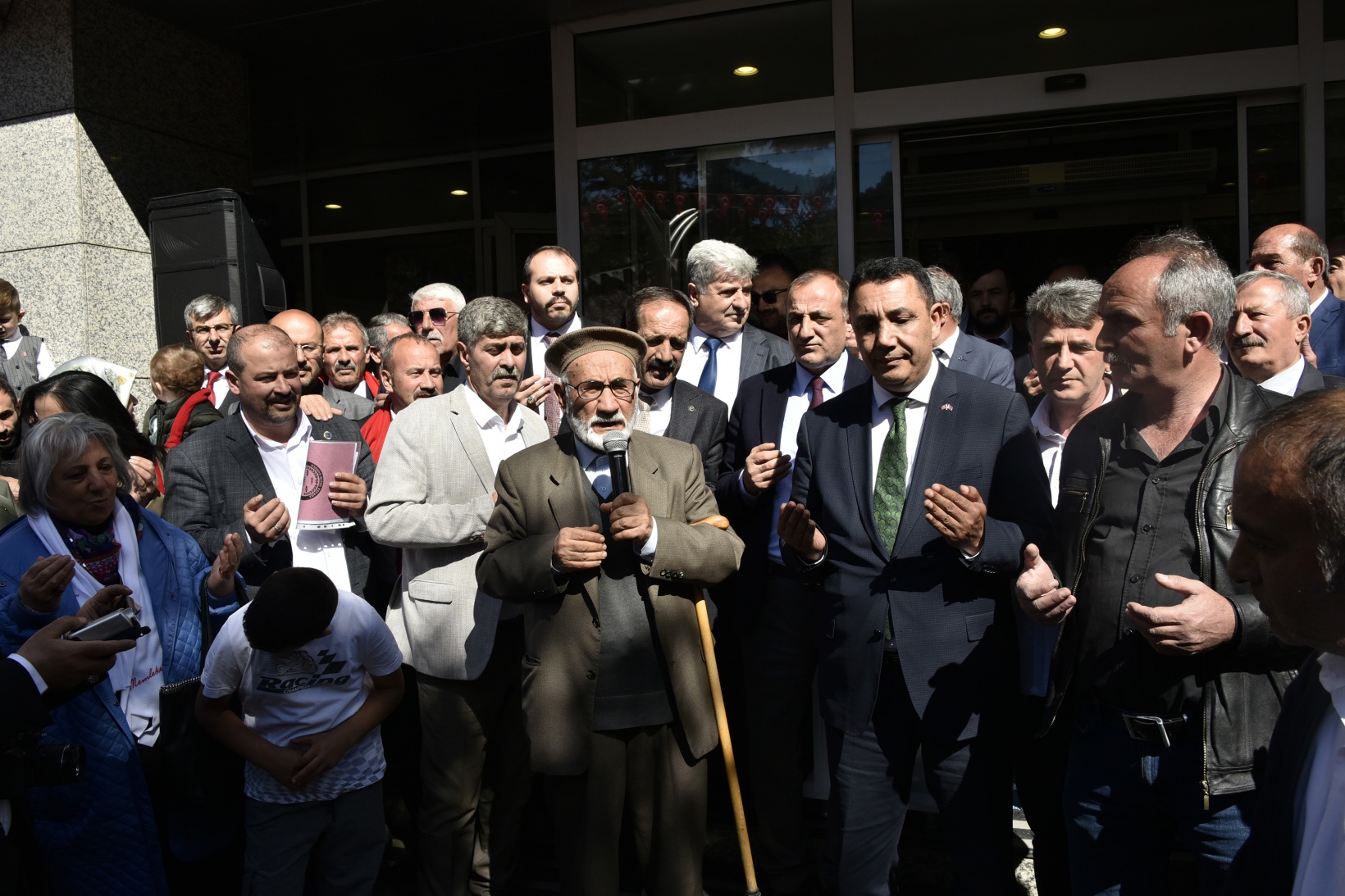 Başer mazbatasını alıp koltuğa oturdu 3