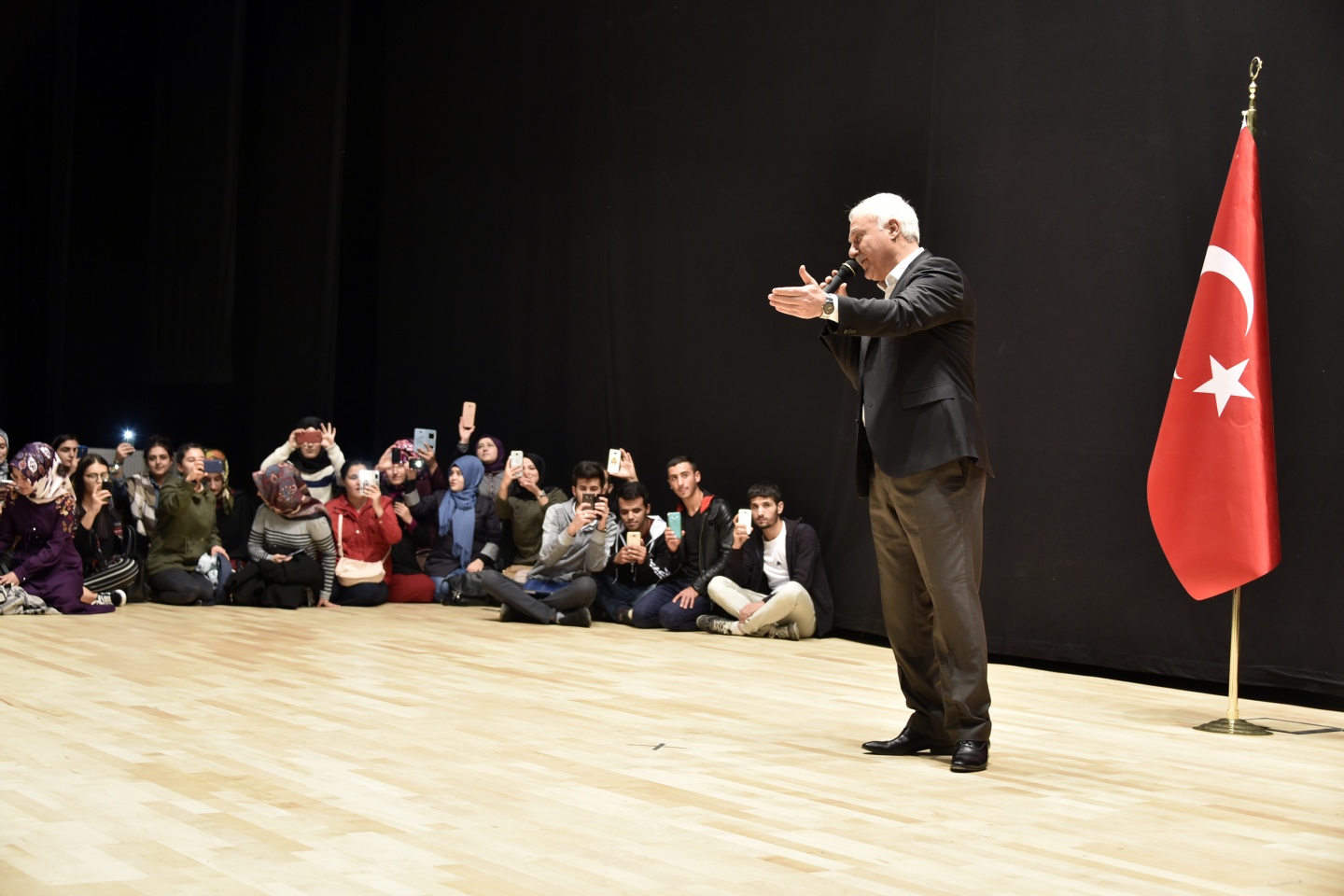 İlahiyatçı Nihat Hatipoğlu’dan hadis vurgusu 15