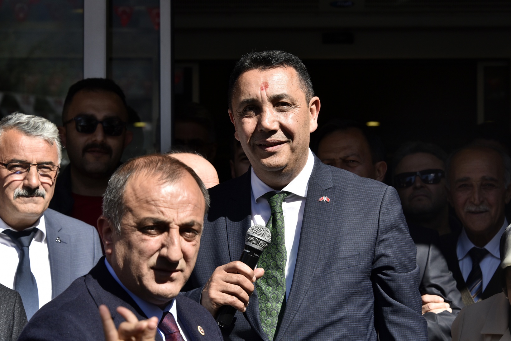 Başer mazbatasını alıp koltuğa oturdu 2