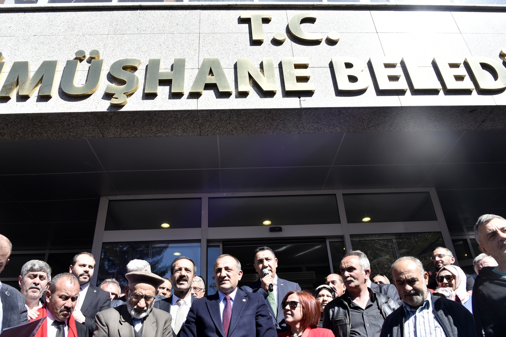 Başer mazbatasını alıp koltuğa oturdu 15