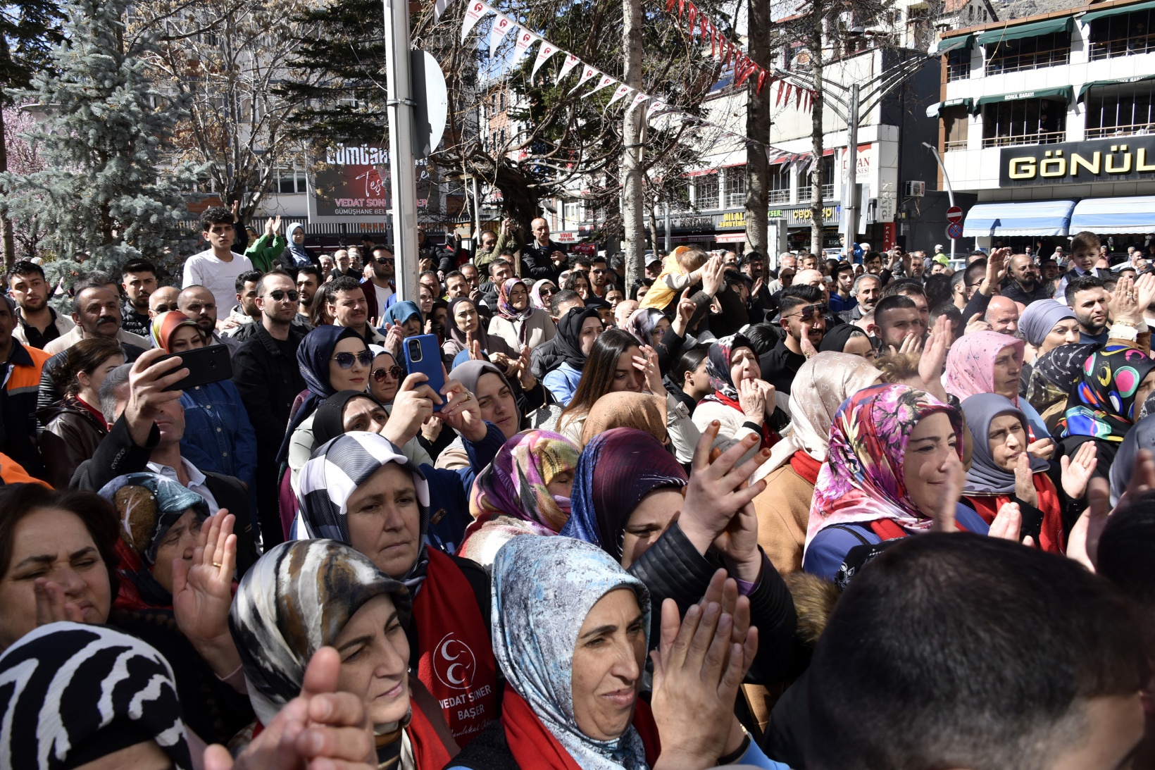 Başer mazbatasını alıp koltuğa oturdu 14