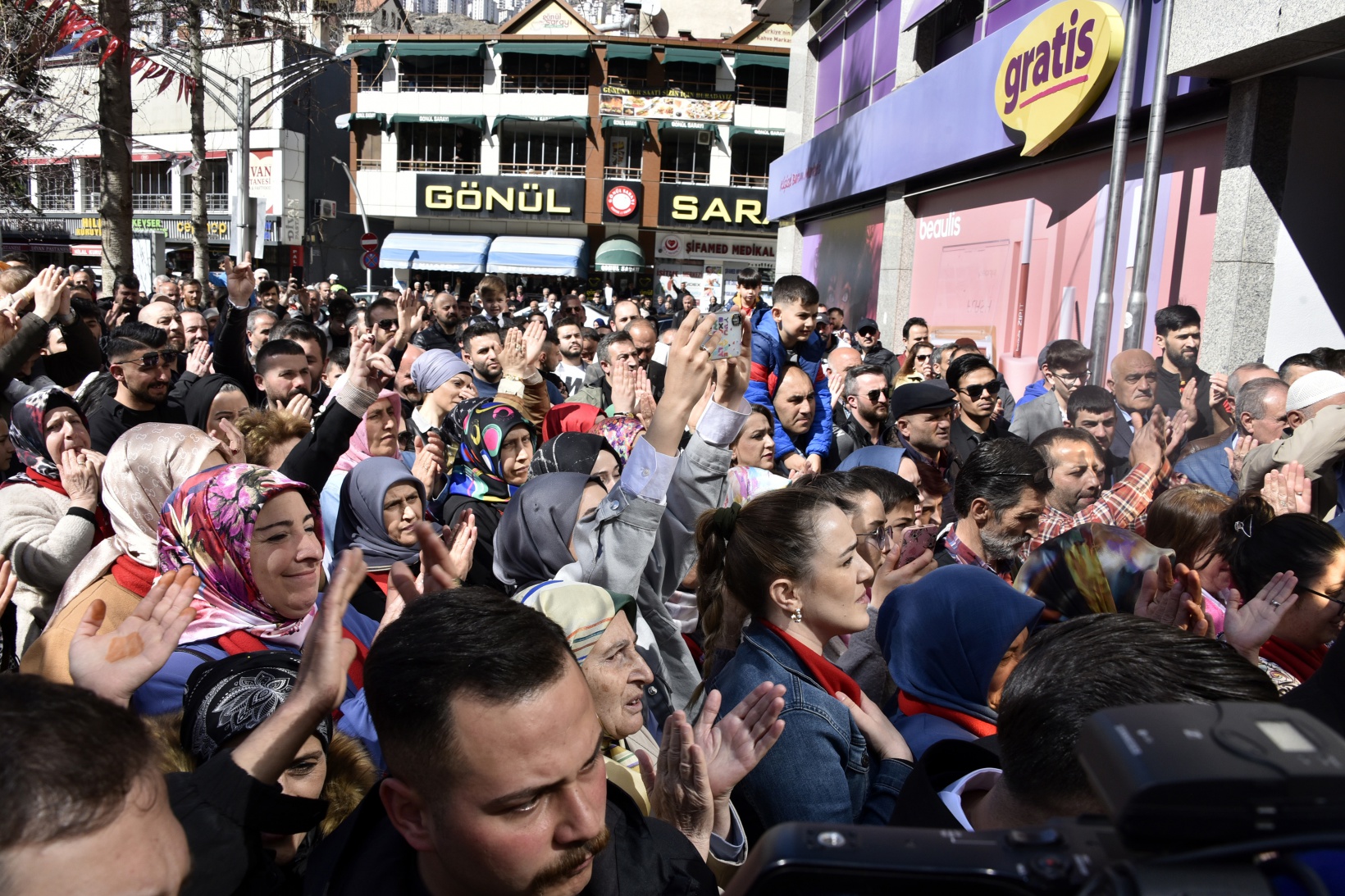 Başer mazbatasını alıp koltuğa oturdu 25