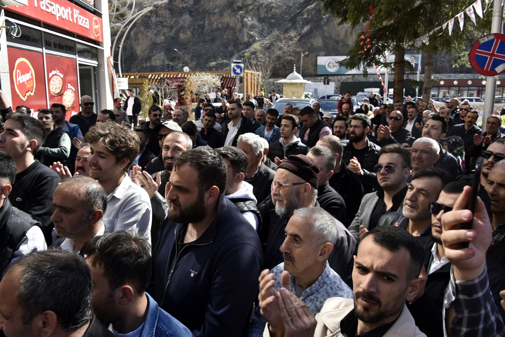 Başer mazbatasını alıp koltuğa oturdu 27