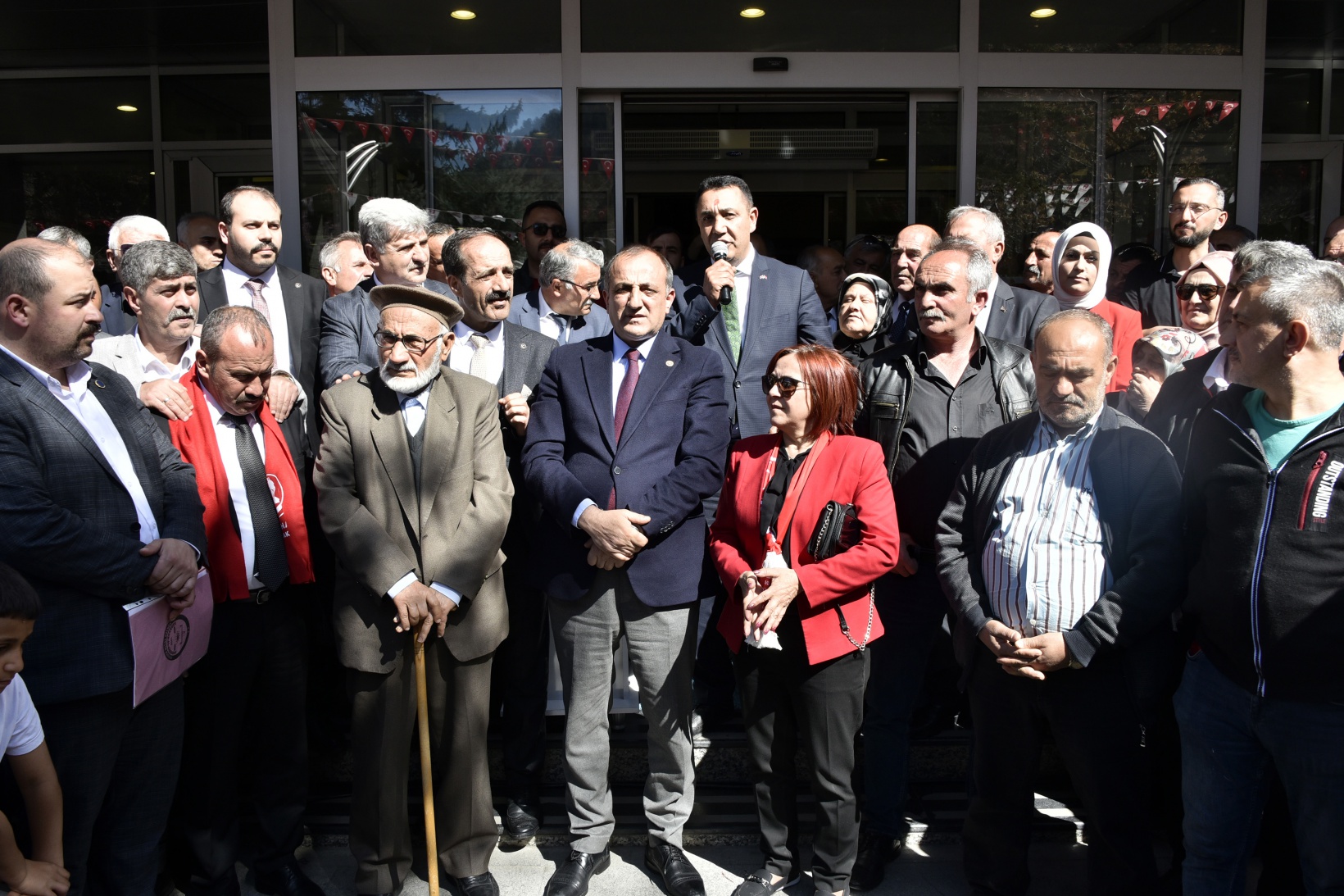 Başer mazbatasını alıp koltuğa oturdu 6