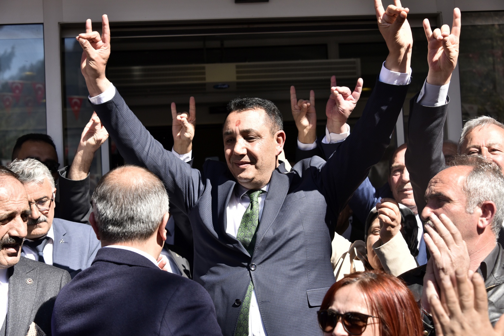 Başer mazbatasını alıp koltuğa oturdu 22