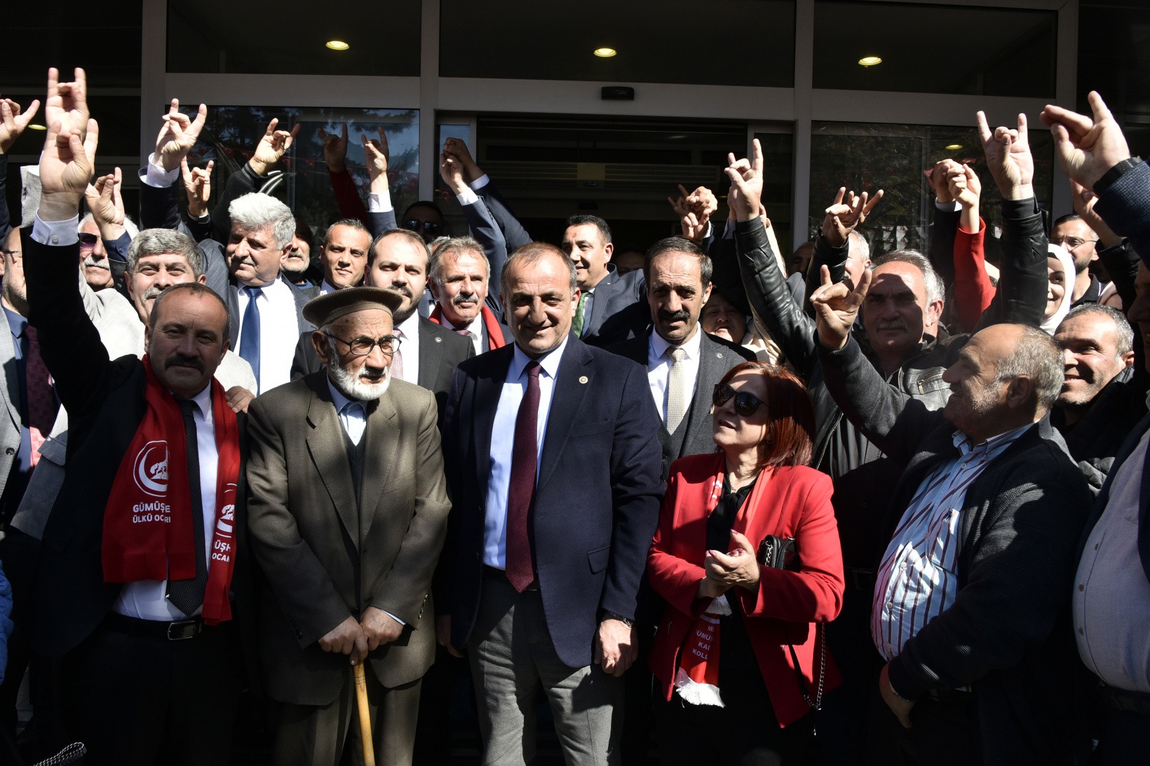 Başer mazbatasını alıp koltuğa oturdu 4