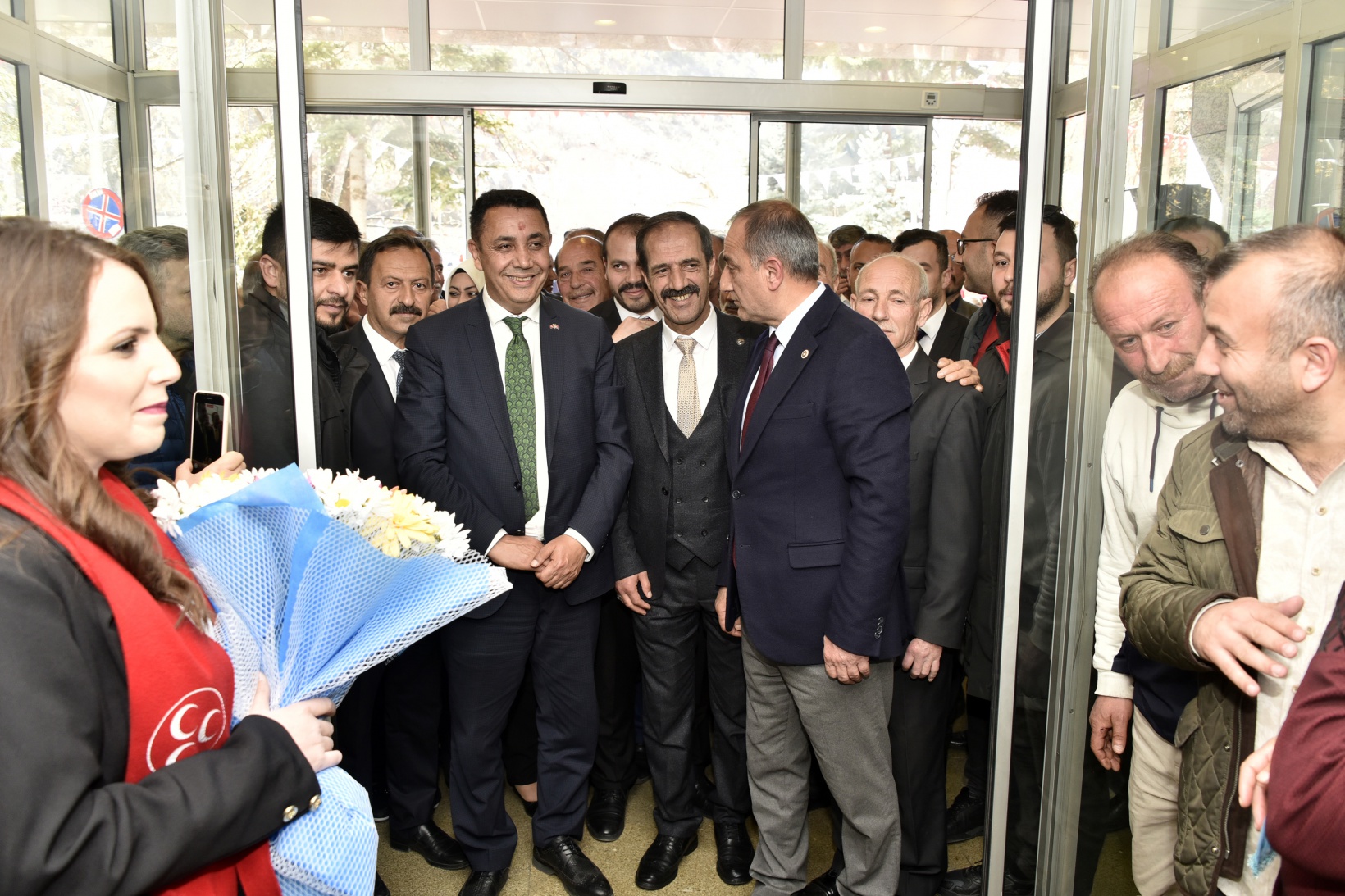 Başer mazbatasını alıp koltuğa oturdu 10