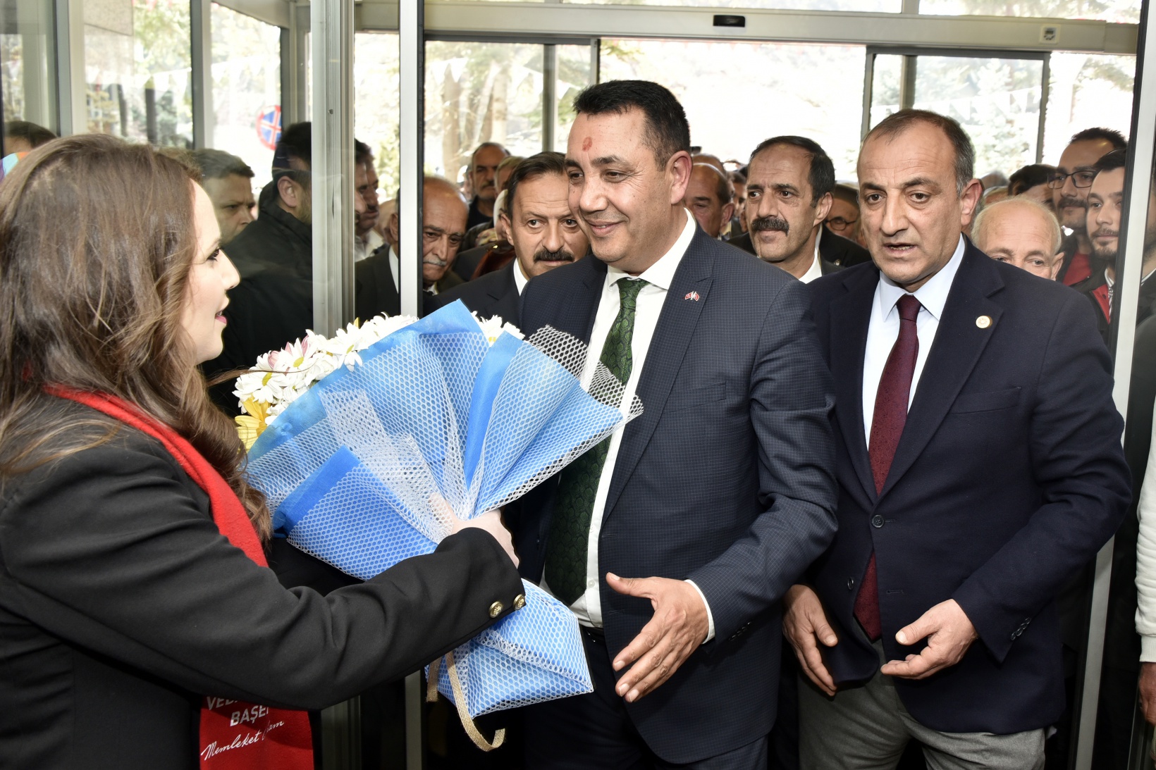 Başer mazbatasını alıp koltuğa oturdu 19