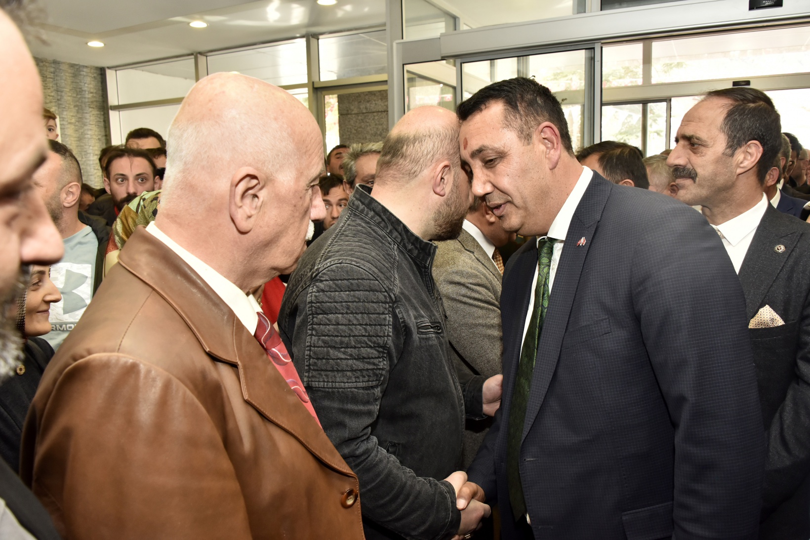 Başer mazbatasını alıp koltuğa oturdu 8