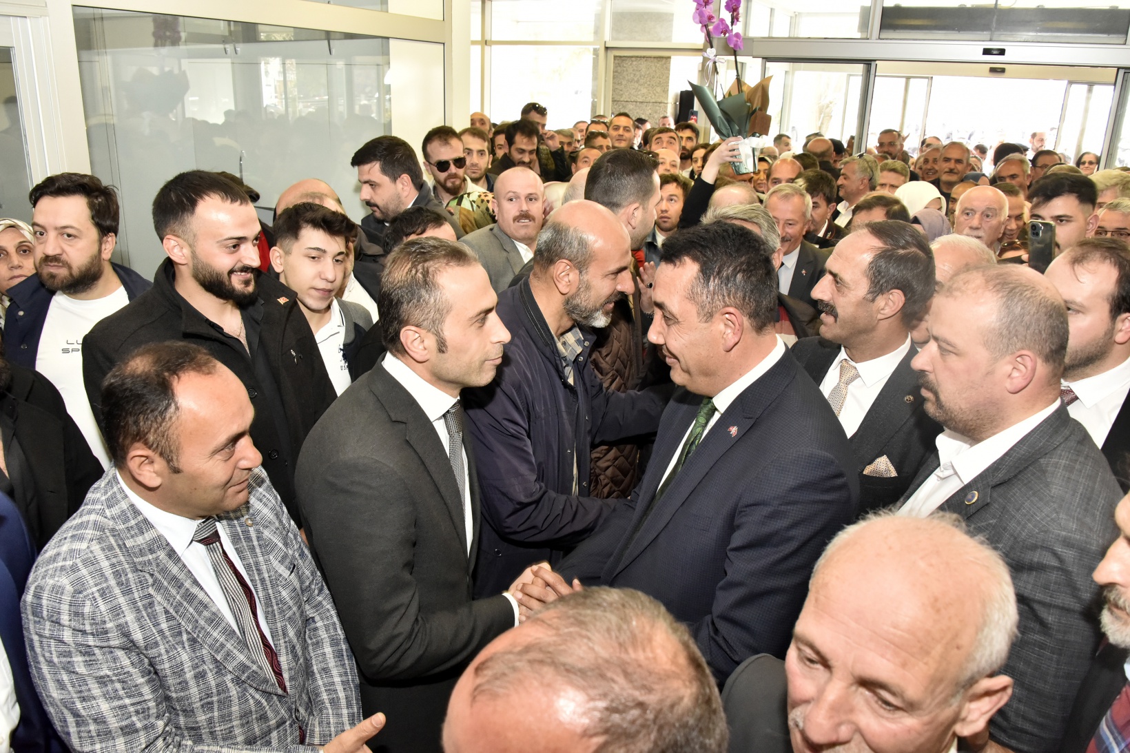 Başer mazbatasını alıp koltuğa oturdu 24