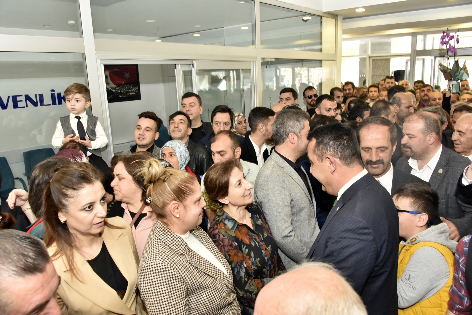 Başer mazbatasını alıp koltuğa oturdu 23