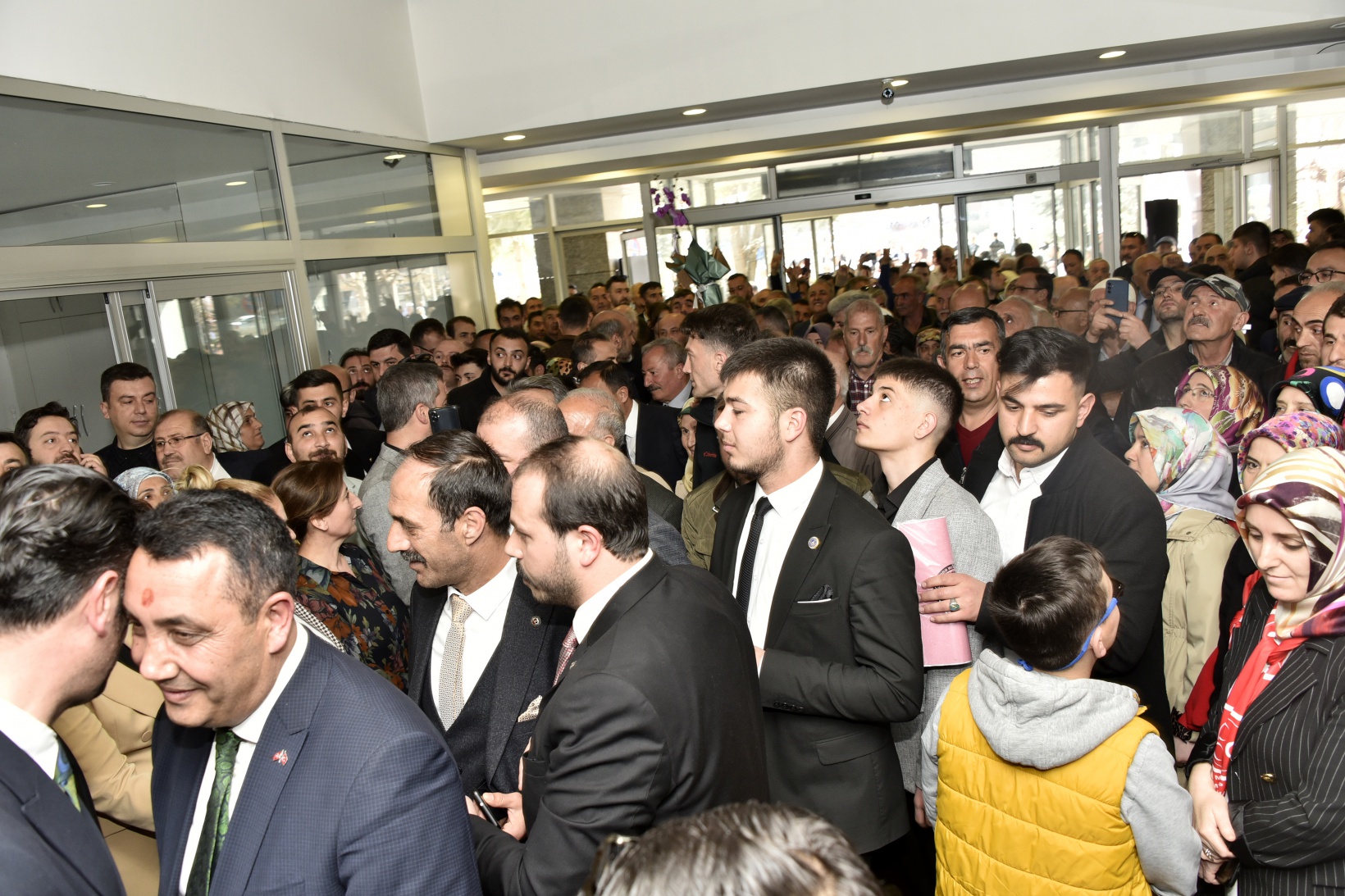 Başer mazbatasını alıp koltuğa oturdu 11