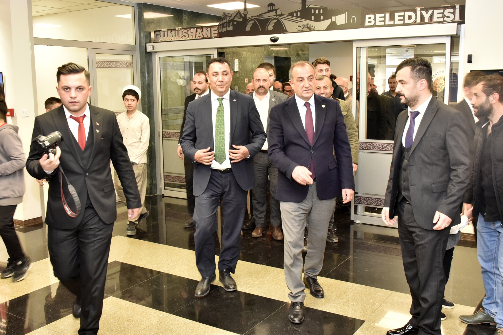 Başer mazbatasını alıp koltuğa oturdu 30