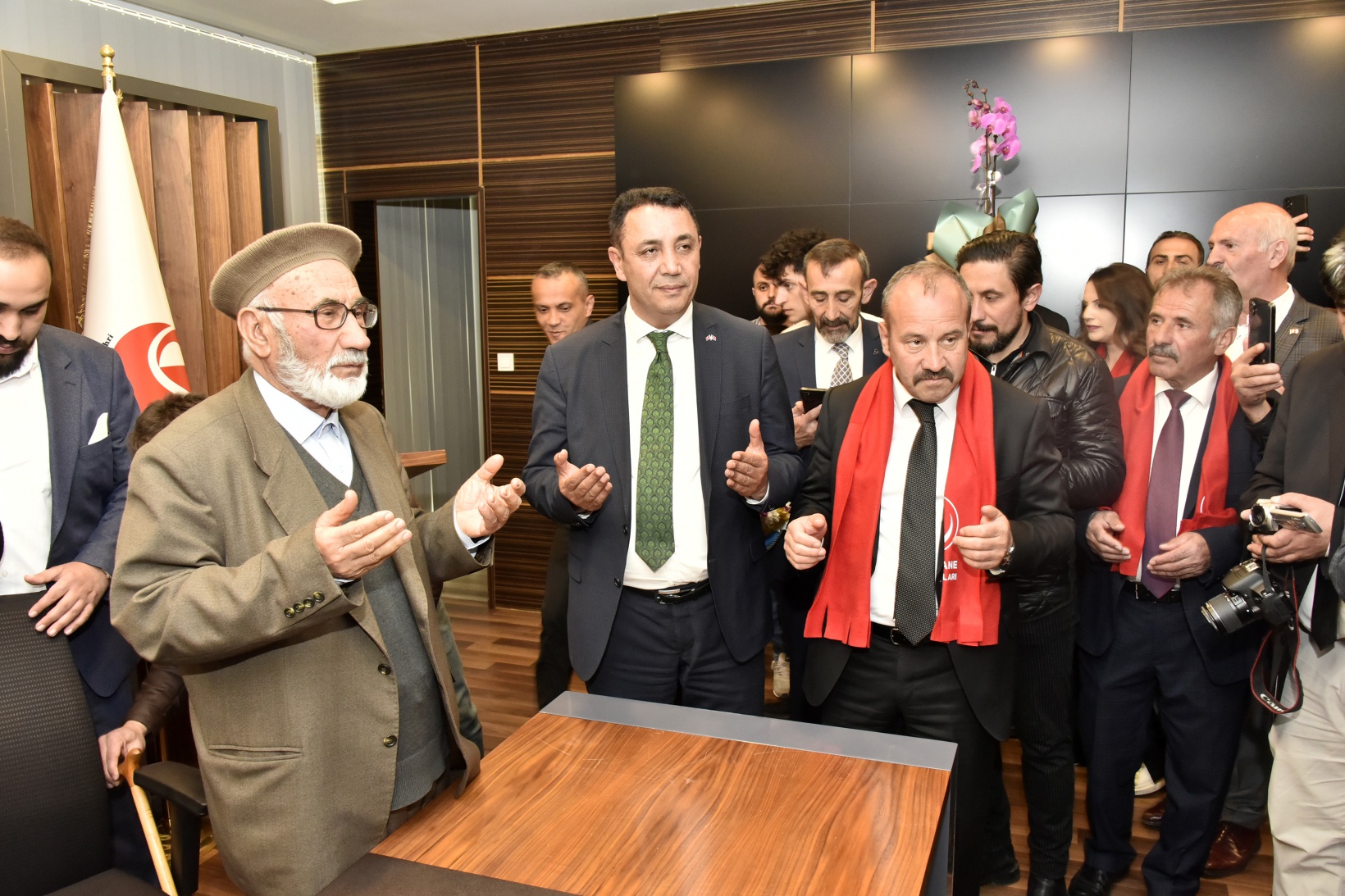 Başer mazbatasını alıp koltuğa oturdu 13