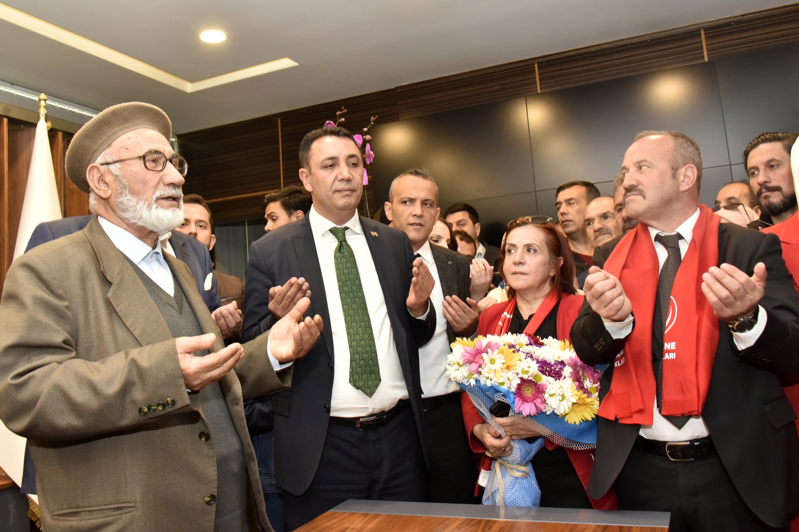 Başer mazbatasını alıp koltuğa oturdu 7