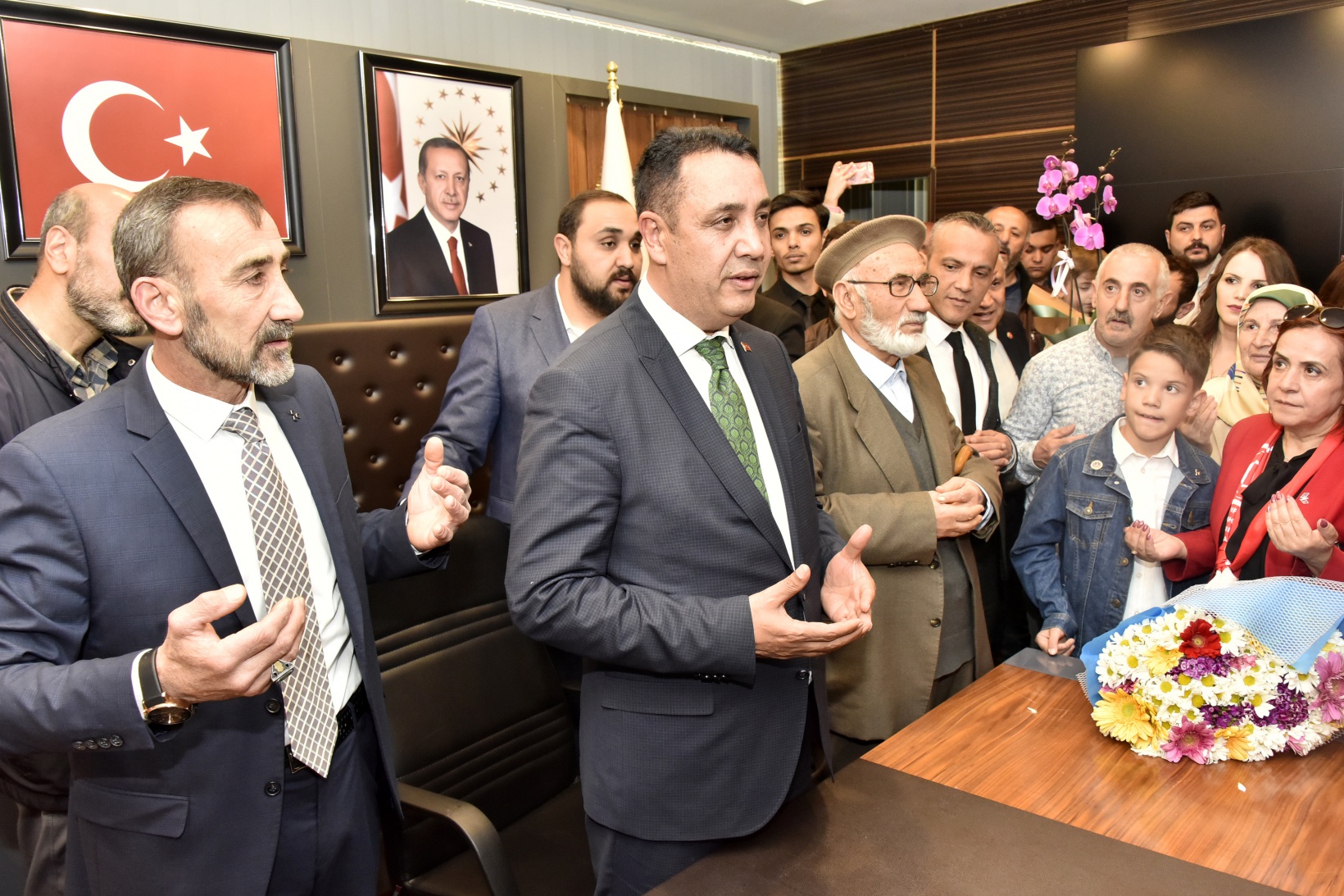 Başer mazbatasını alıp koltuğa oturdu 12