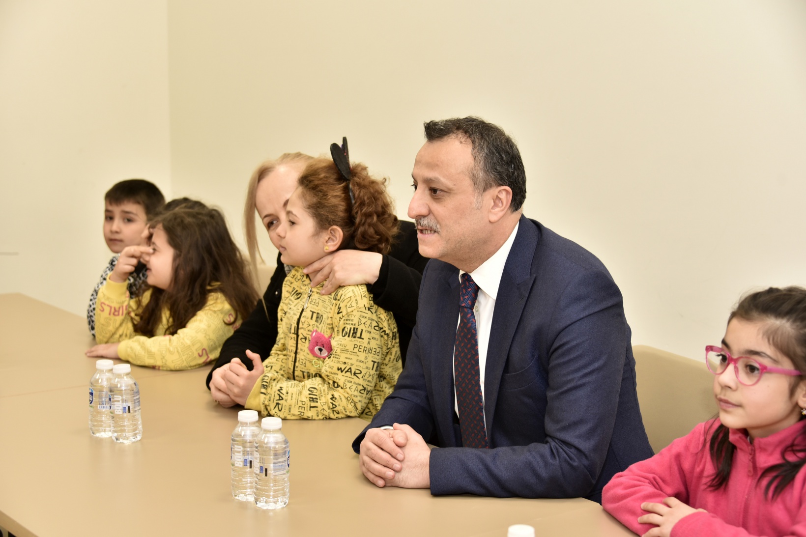 Babasının askerlik yaptığı şehirde depremzede olarak dünyaya geldi 9