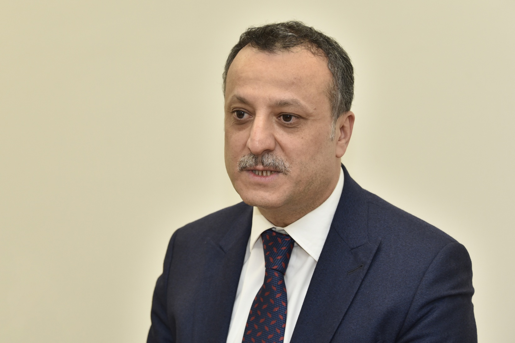 Babasının askerlik yaptığı şehirde depremzede olarak dünyaya geldi 8