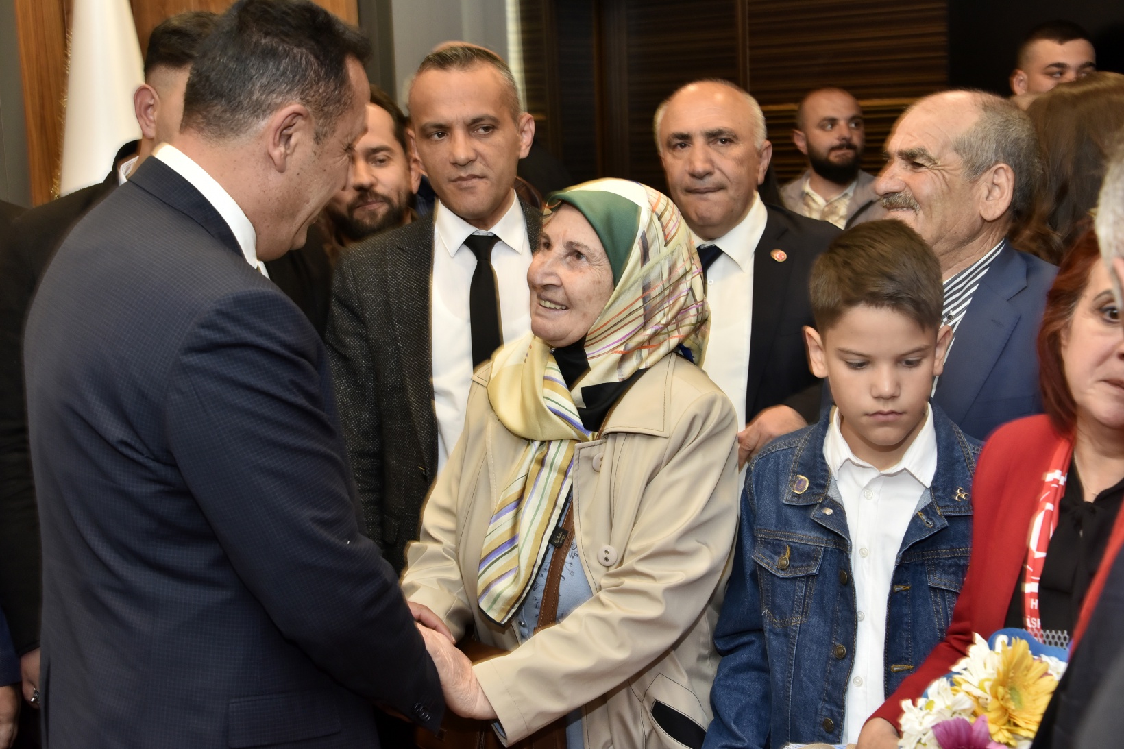 Başer mazbatasını alıp koltuğa oturdu 16