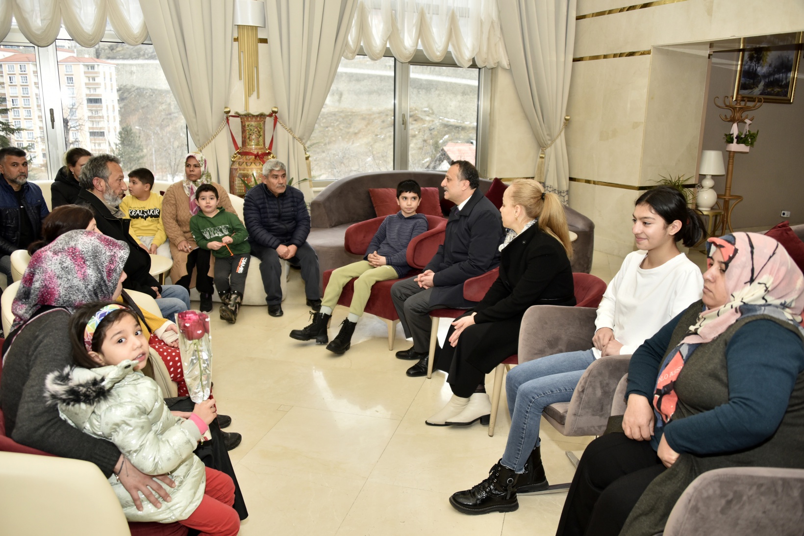 Babasının askerlik yaptığı şehirde depremzede olarak dünyaya geldi 12