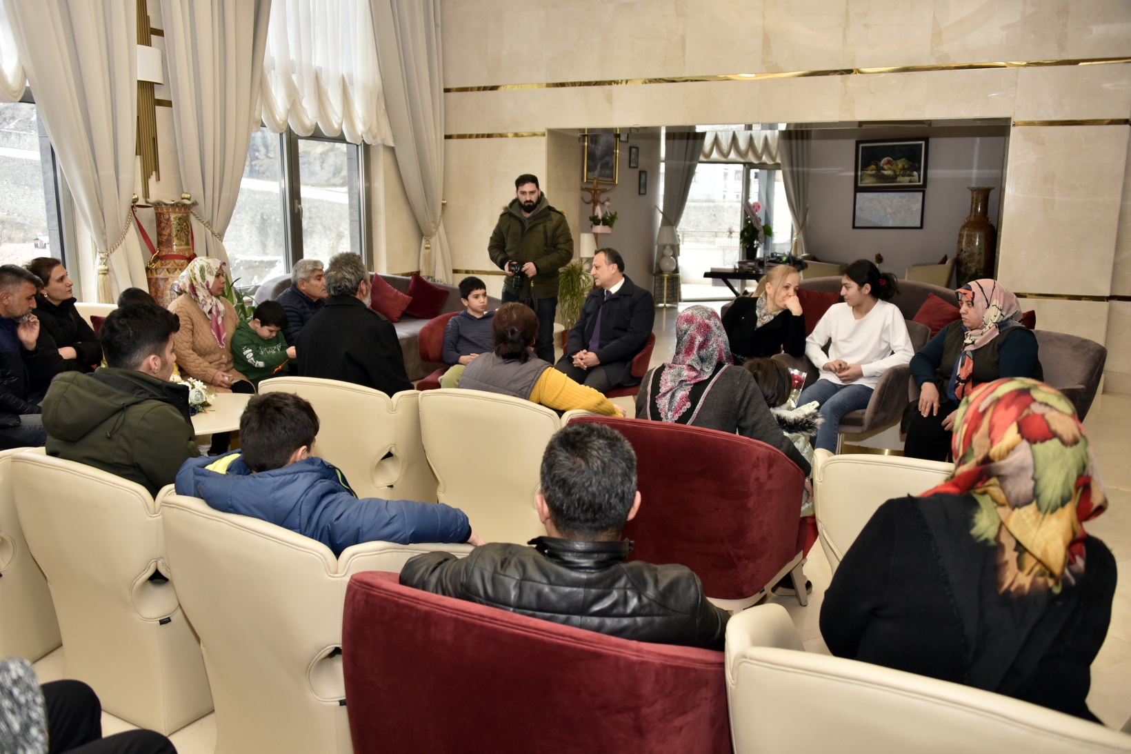 Babasının askerlik yaptığı şehirde depremzede olarak dünyaya geldi 11