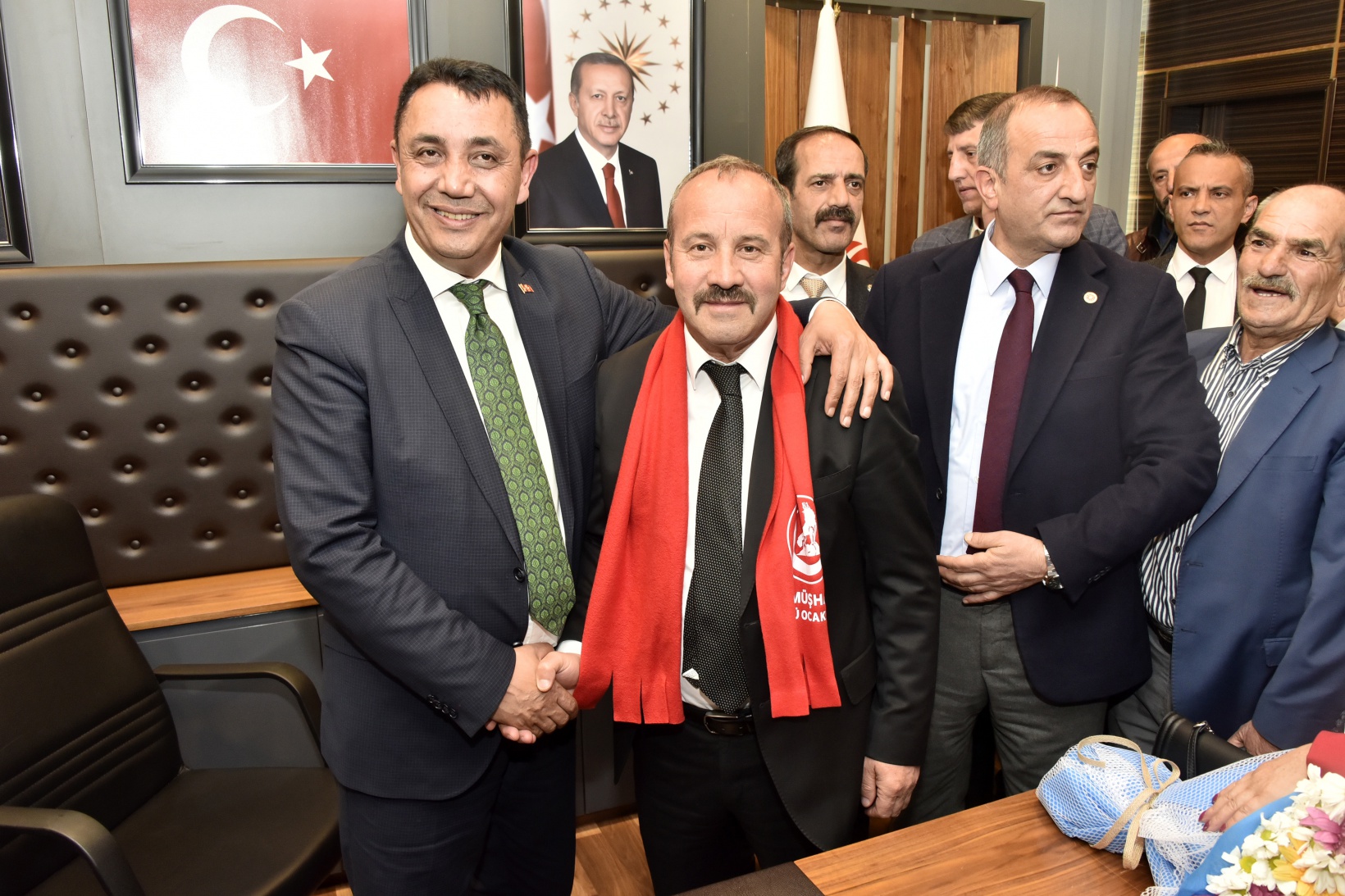 Başer mazbatasını alıp koltuğa oturdu 28