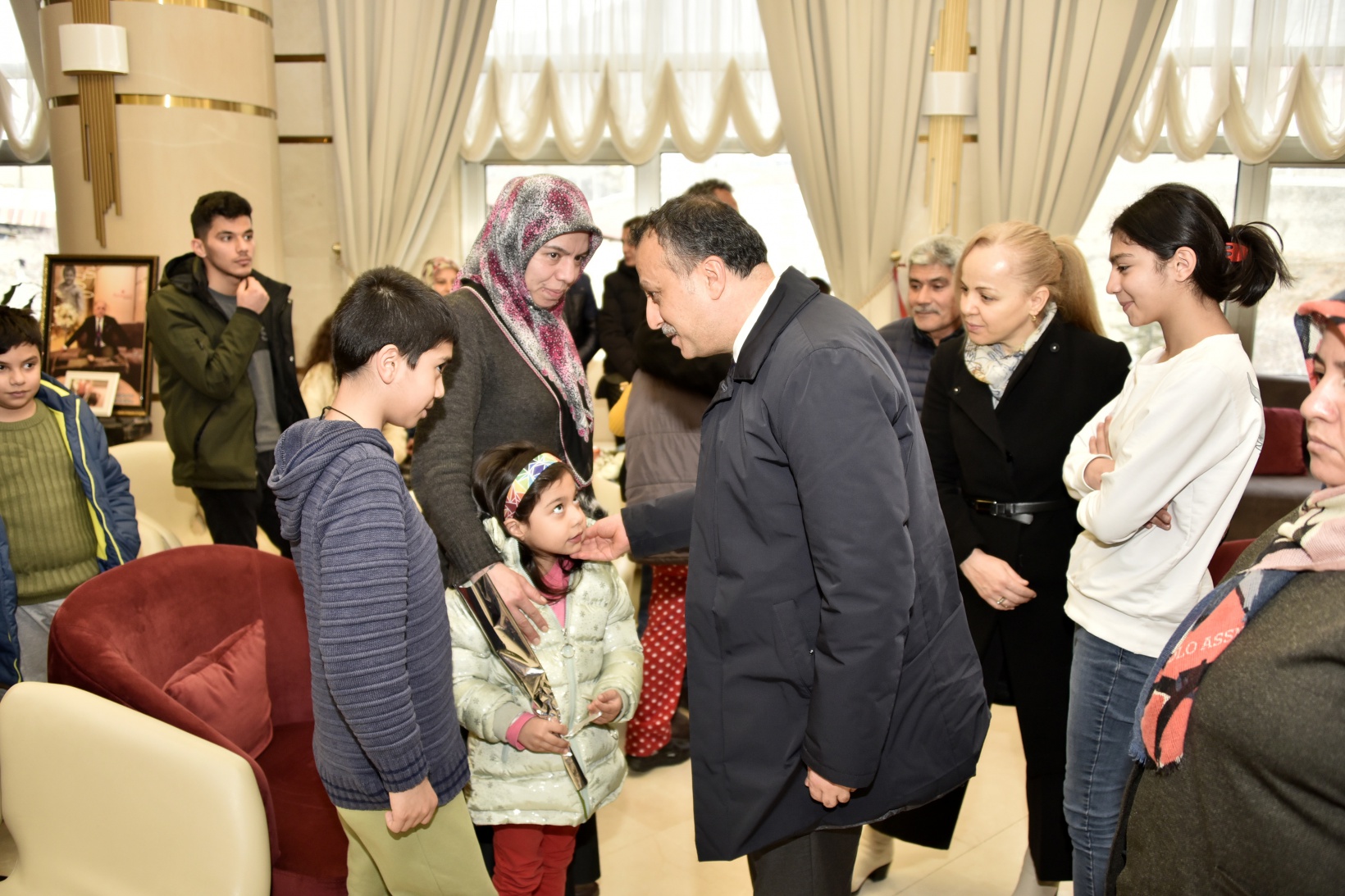 Babasının askerlik yaptığı şehirde depremzede olarak dünyaya geldi 14