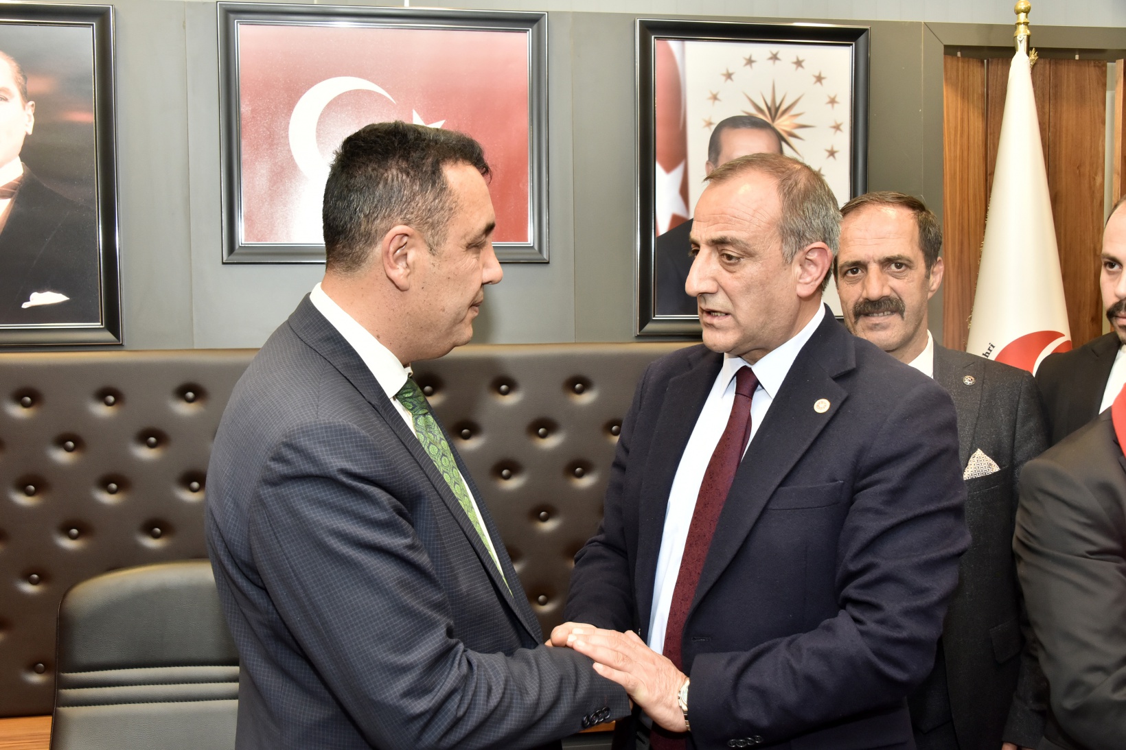 Başer mazbatasını alıp koltuğa oturdu 18