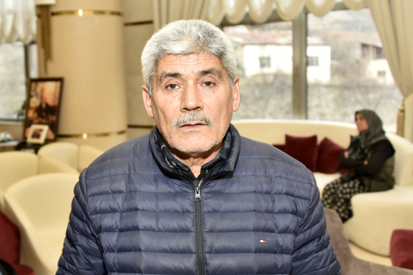 Babasının askerlik yaptığı şehirde depremzede olarak dünyaya geldi 1