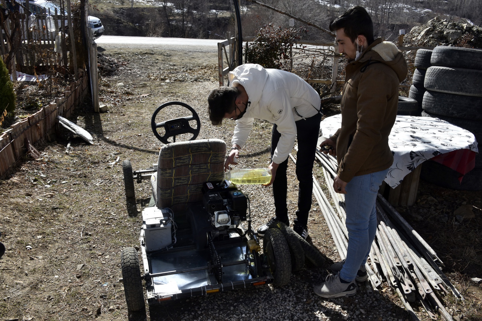 Cep telefonlarını satıp kendilerine araba yaptılar 18