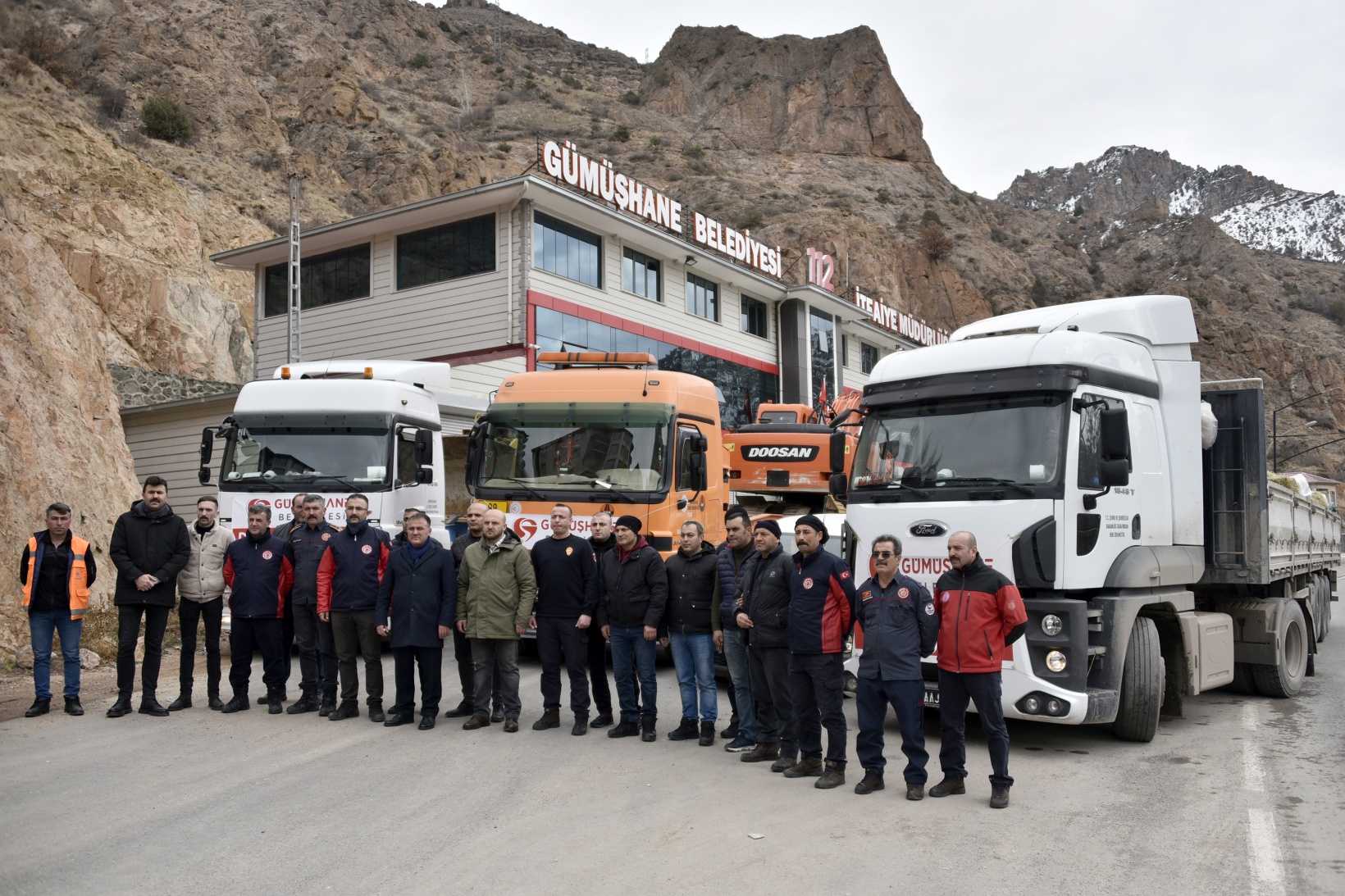 Gümüşhane Belediyesi ekibi Çelikhan ilçesine doğru yola çıktı 4