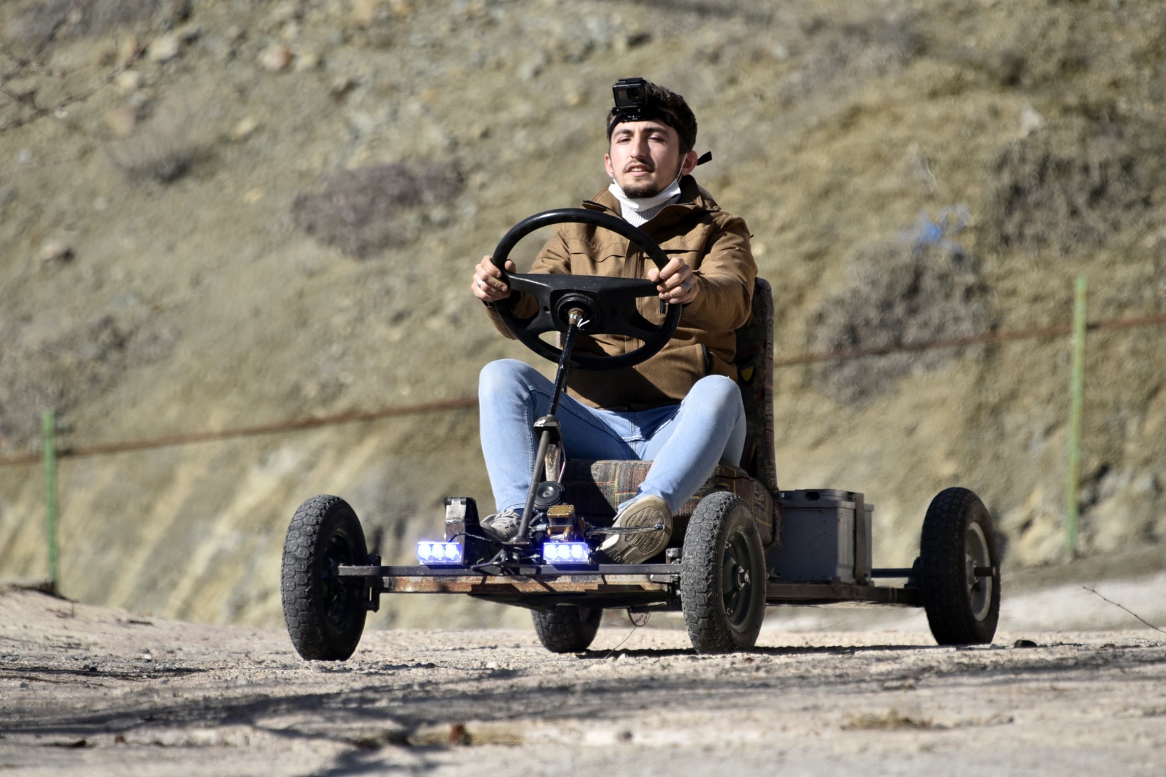 Cep telefonlarını satıp kendilerine araba yaptılar 8