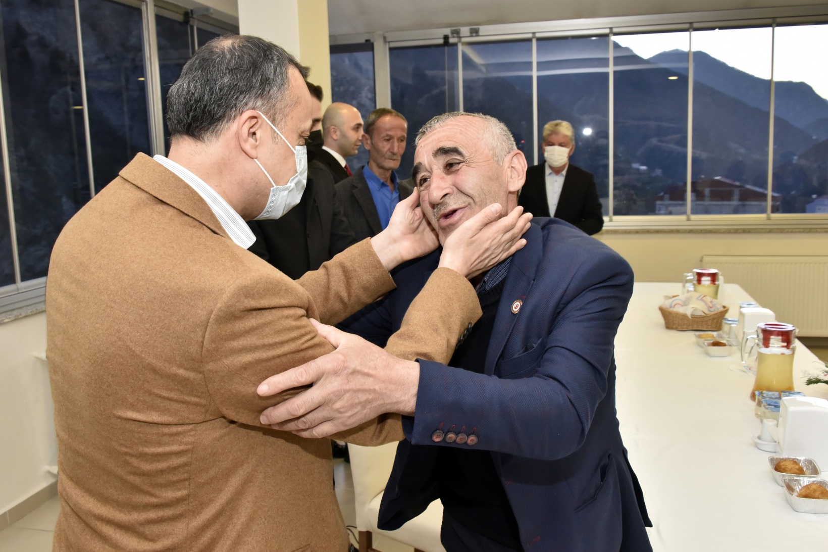 Vali Taşbilek Kürtün’de şehit aileleri, gaziler ve muhtarlarla iftar programında buluştu 10