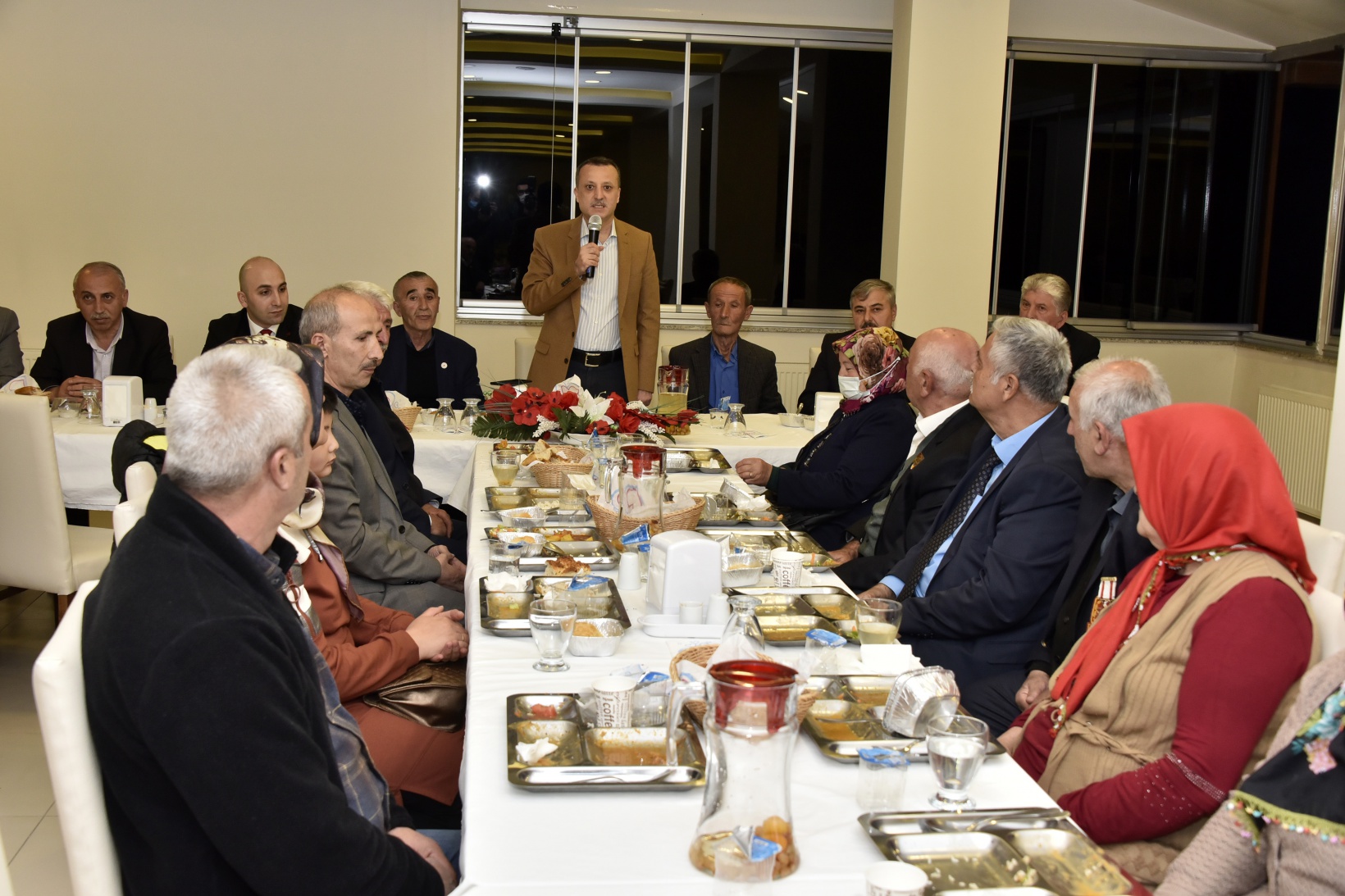 Vali Taşbilek Kürtün’de şehit aileleri, gaziler ve muhtarlarla iftar programında buluştu 6