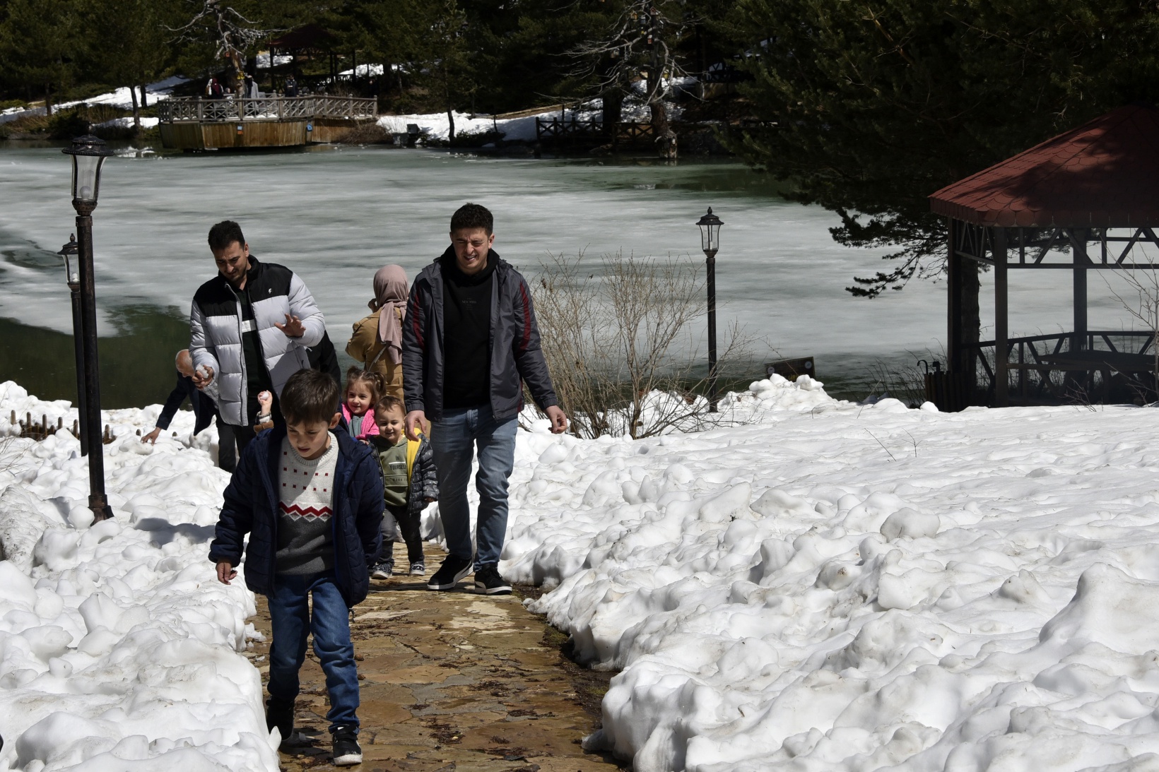 Limni Gölünde yılın son kar manzarası büyüledi 6