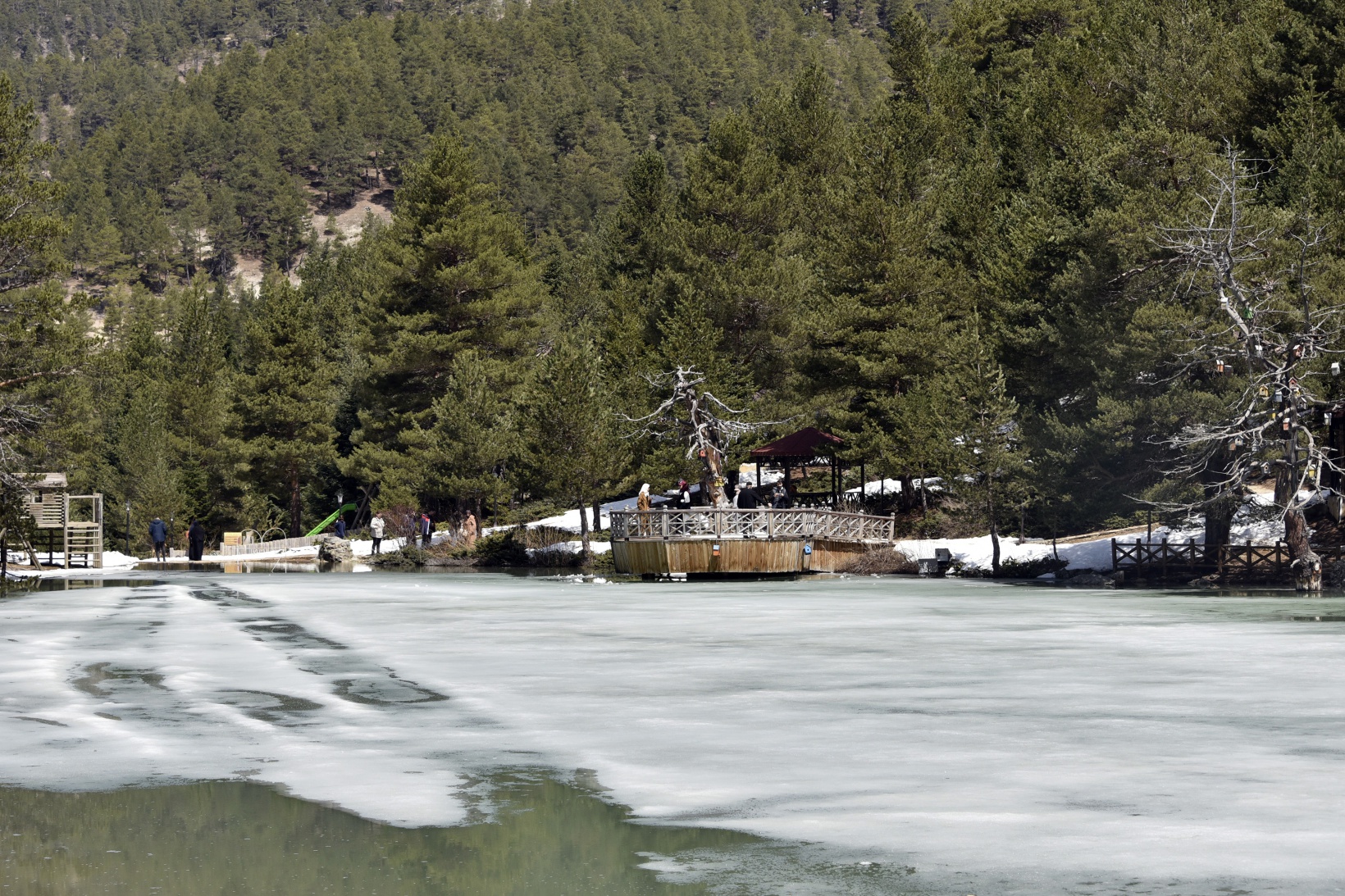 Limni Gölünde yılın son kar manzarası büyüledi 33