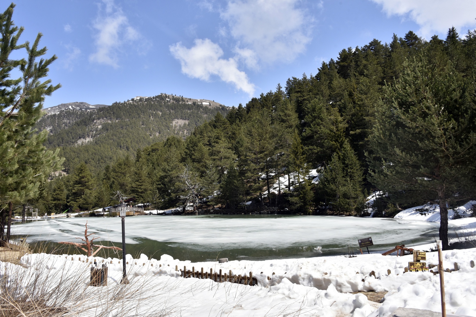 Limni Gölünde yılın son kar manzarası büyüledi 22
