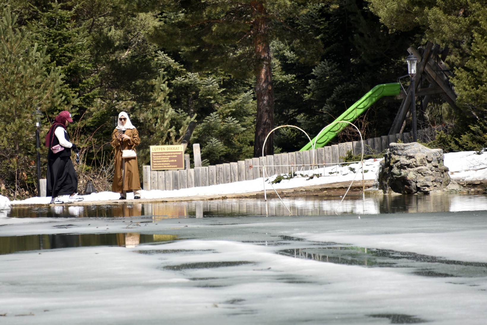 Limni Gölünde yılın son kar manzarası büyüledi 7