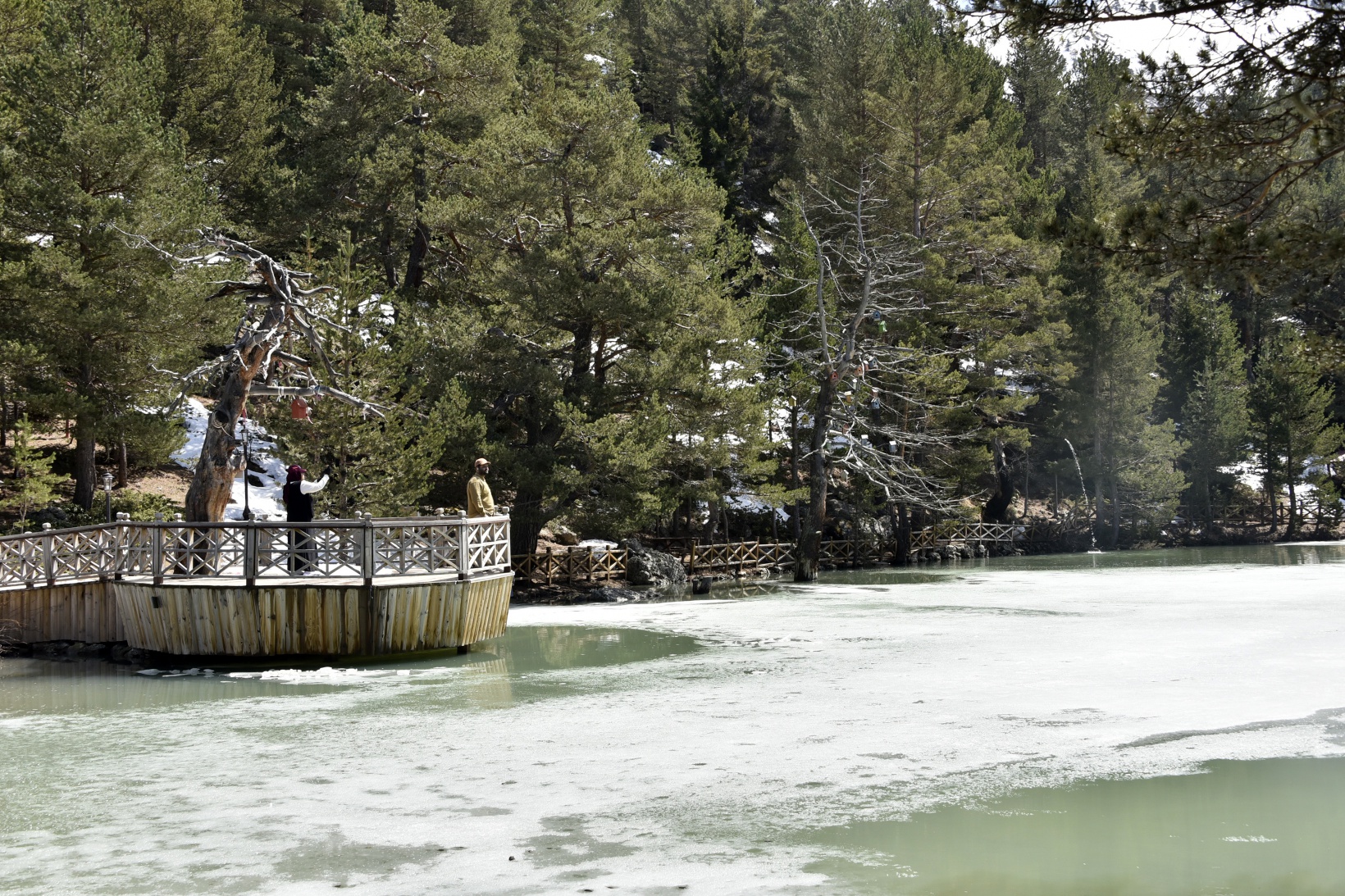 Limni Gölünde yılın son kar manzarası büyüledi 29