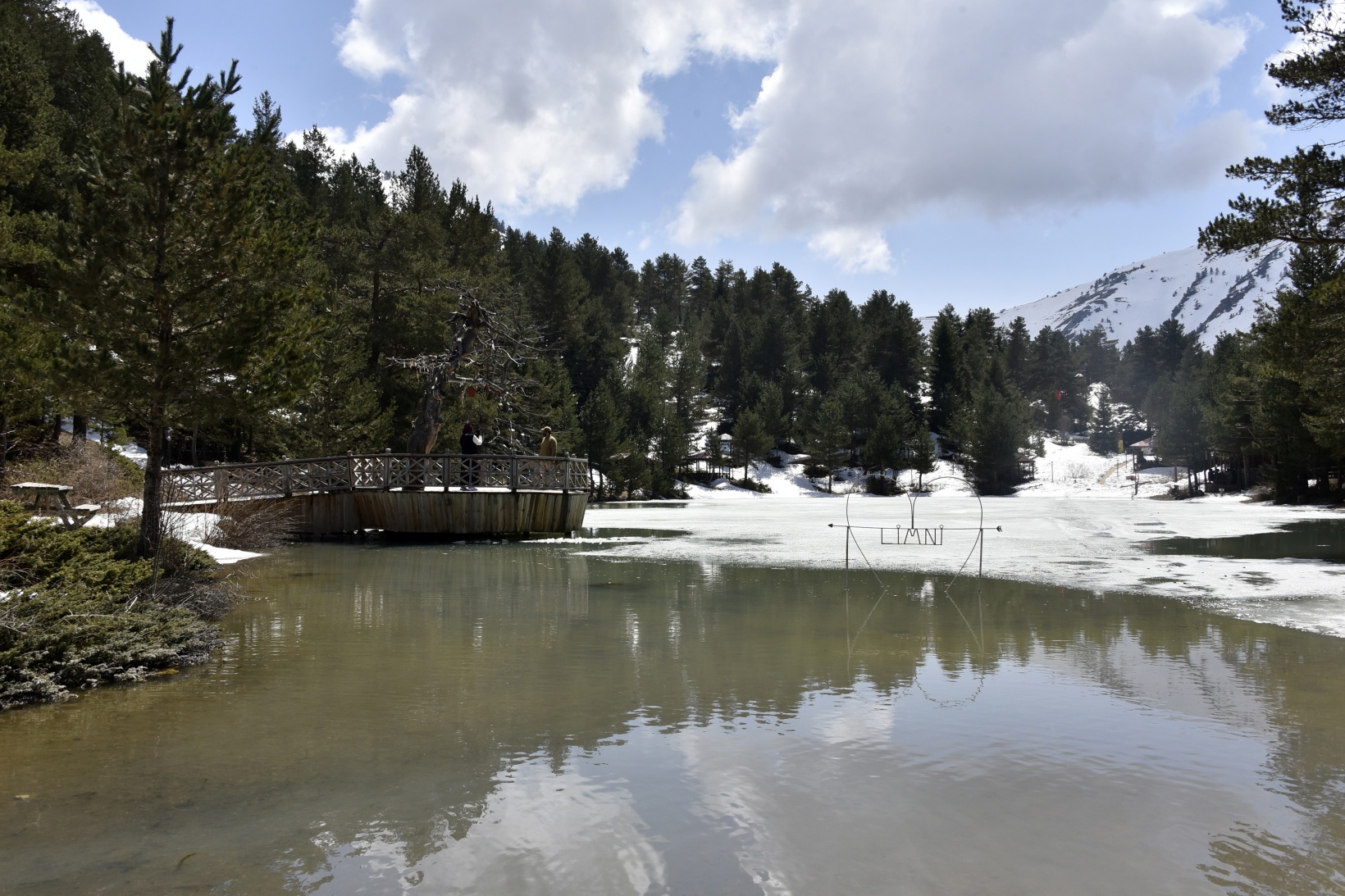 Limni Gölünde yılın son kar manzarası büyüledi 14