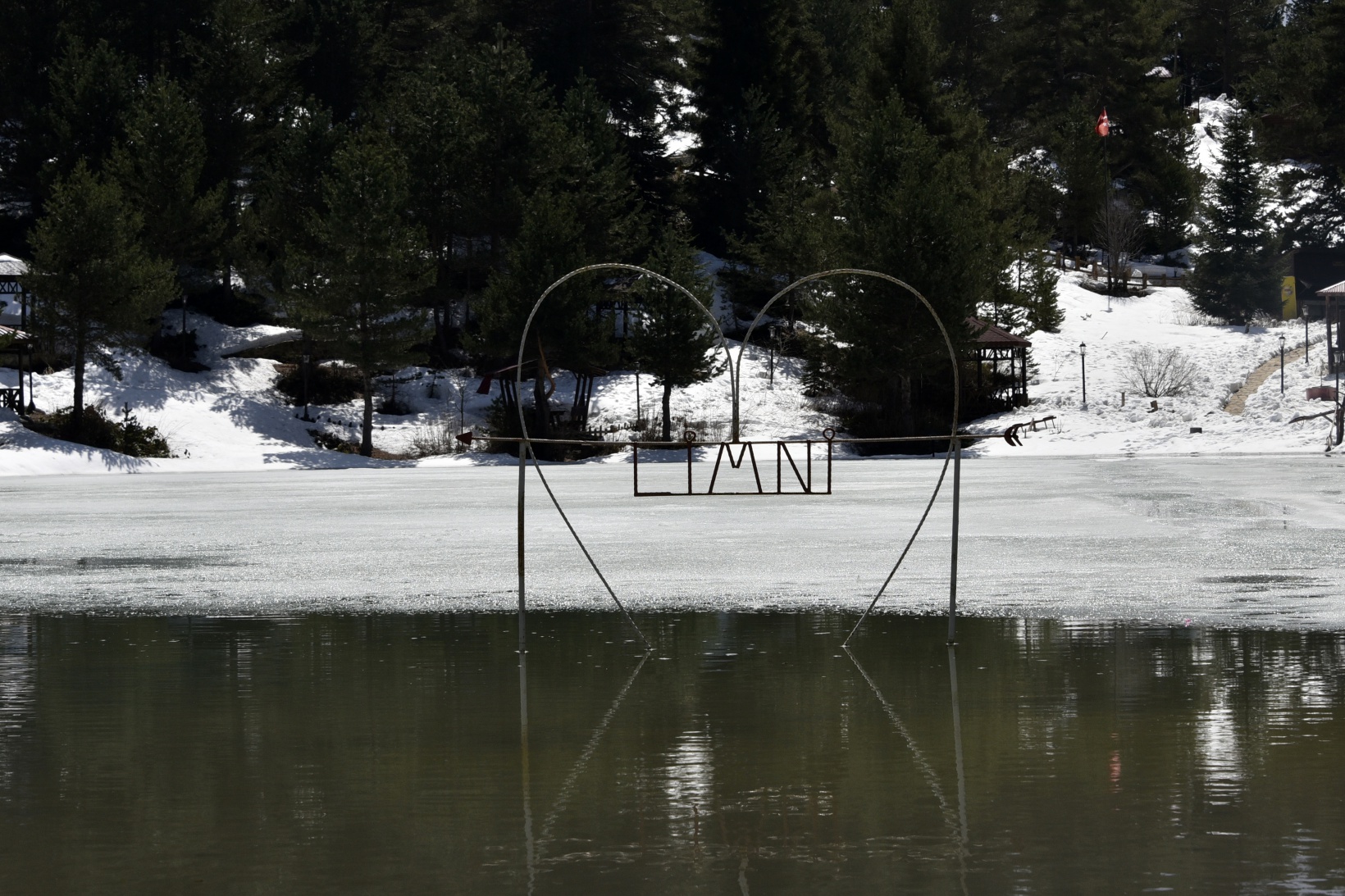 Limni Gölünde yılın son kar manzarası büyüledi 11