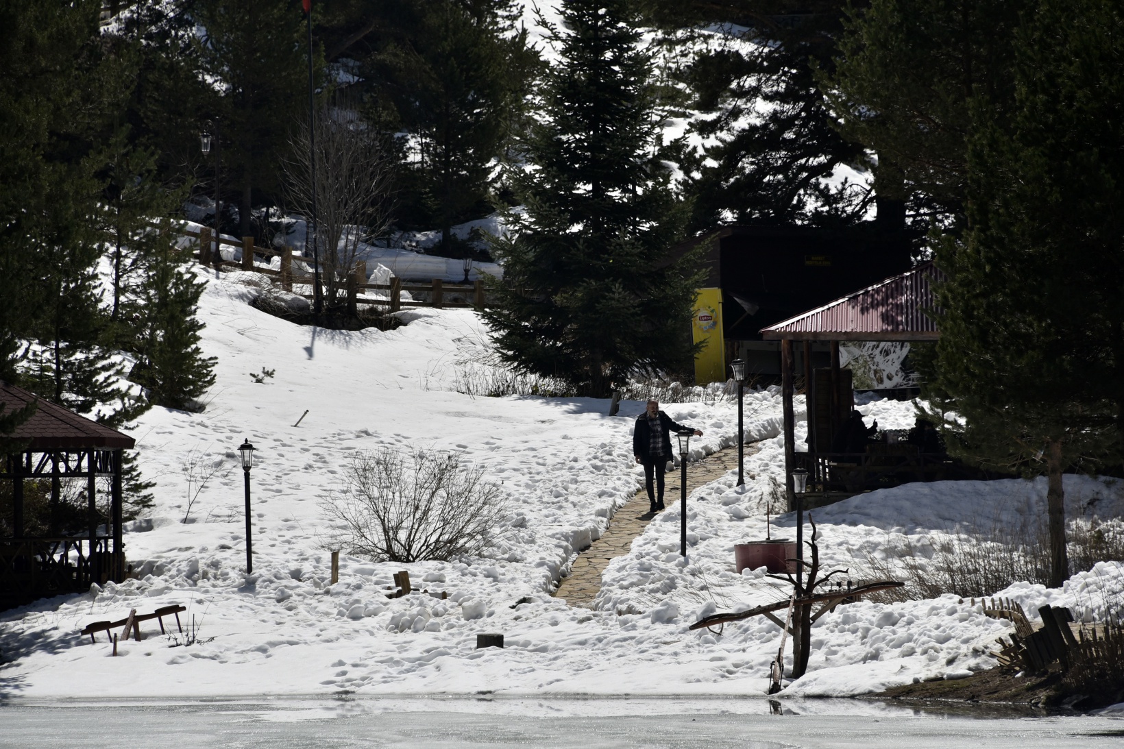 Limni Gölünde yılın son kar manzarası büyüledi 32