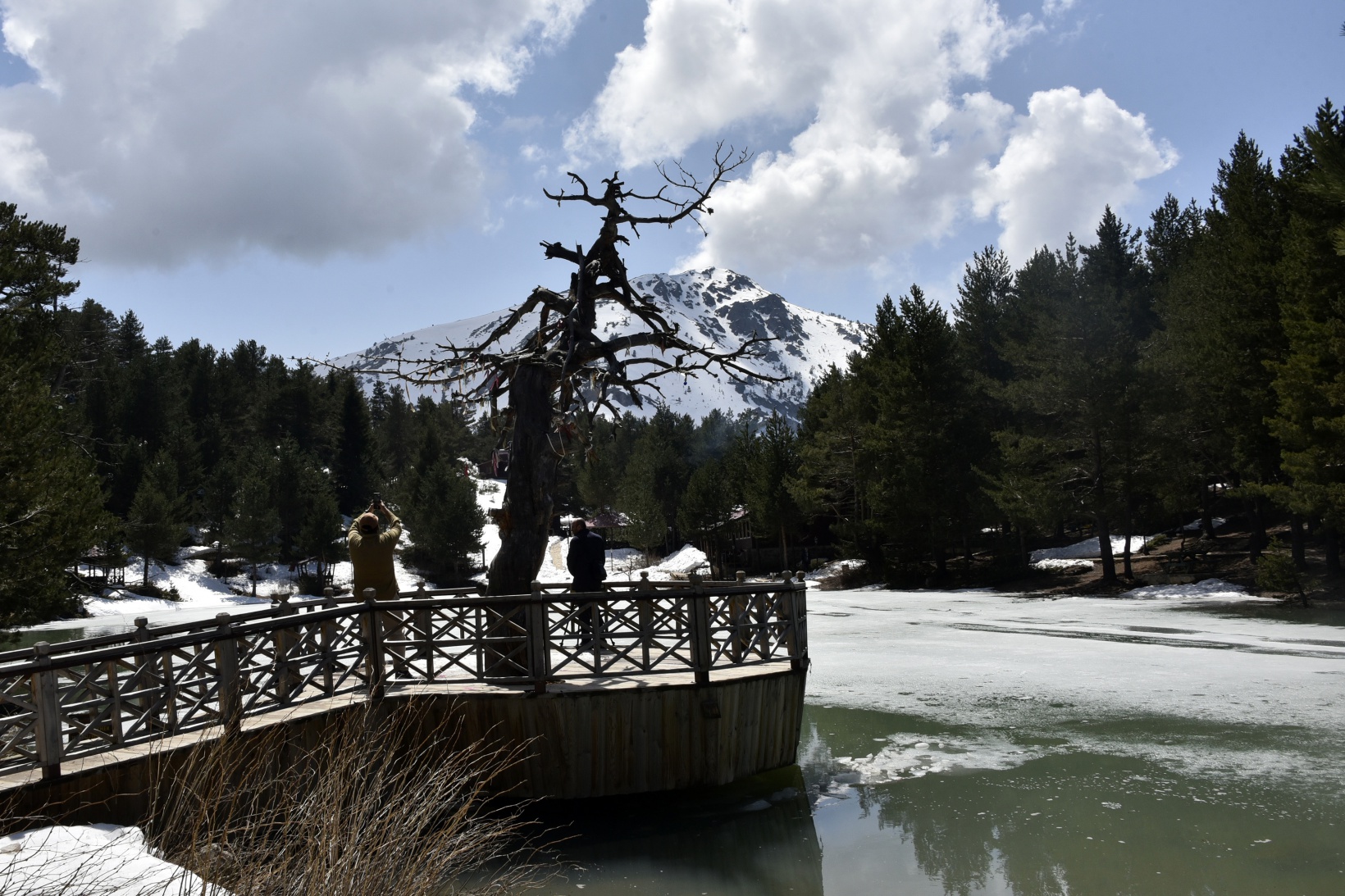 Limni Gölünde yılın son kar manzarası büyüledi 8