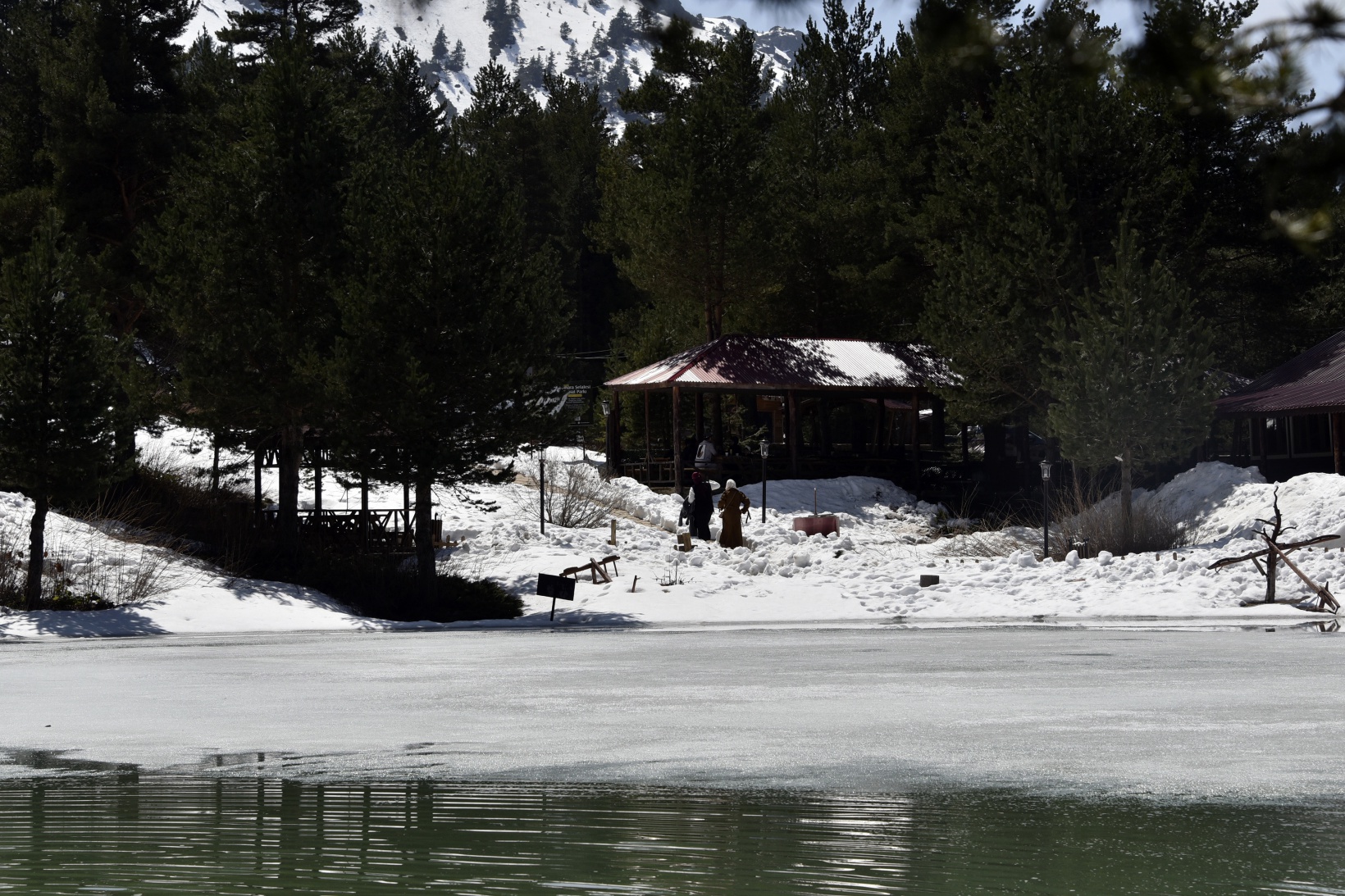 Limni Gölünde yılın son kar manzarası büyüledi 25