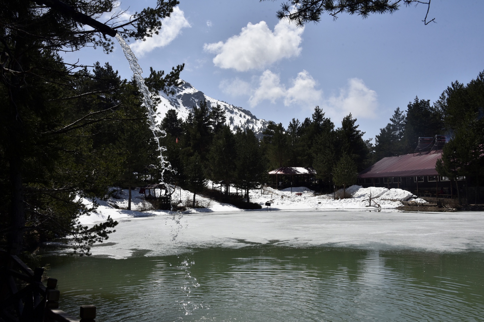 Limni Gölünde yılın son kar manzarası büyüledi 13