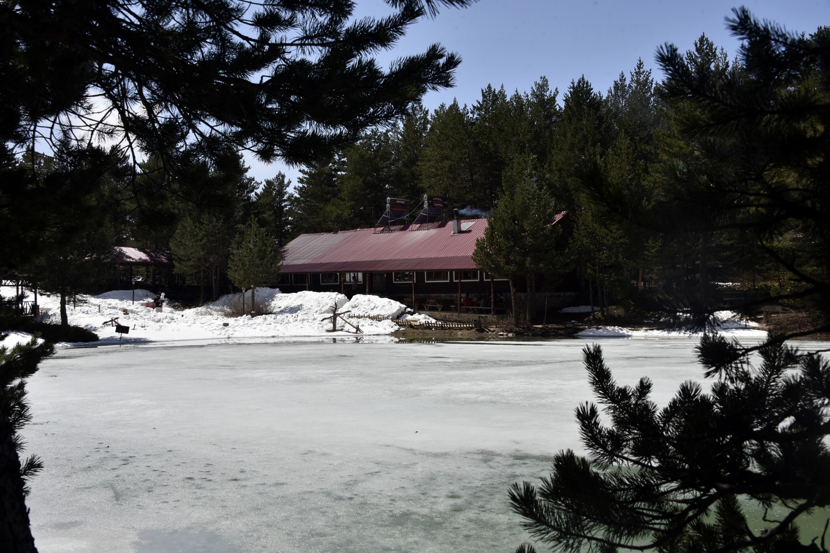 Limni Gölünde yılın son kar manzarası büyüledi 20