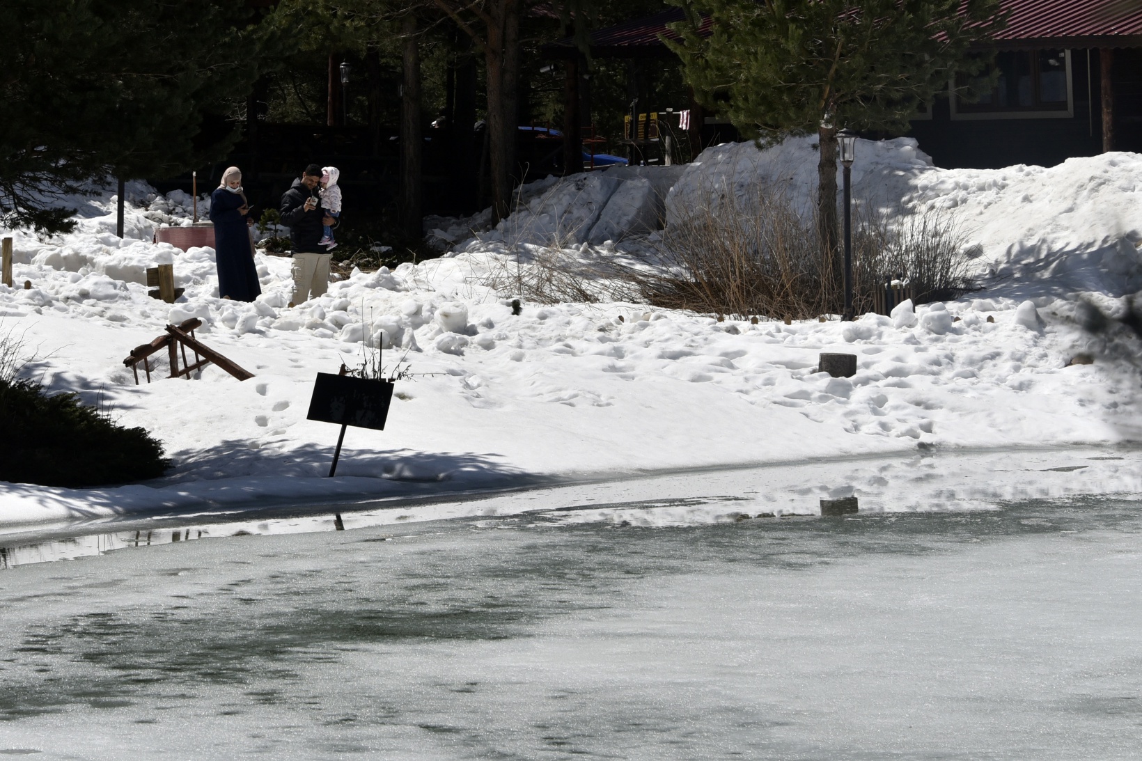 Limni Gölünde yılın son kar manzarası büyüledi 9