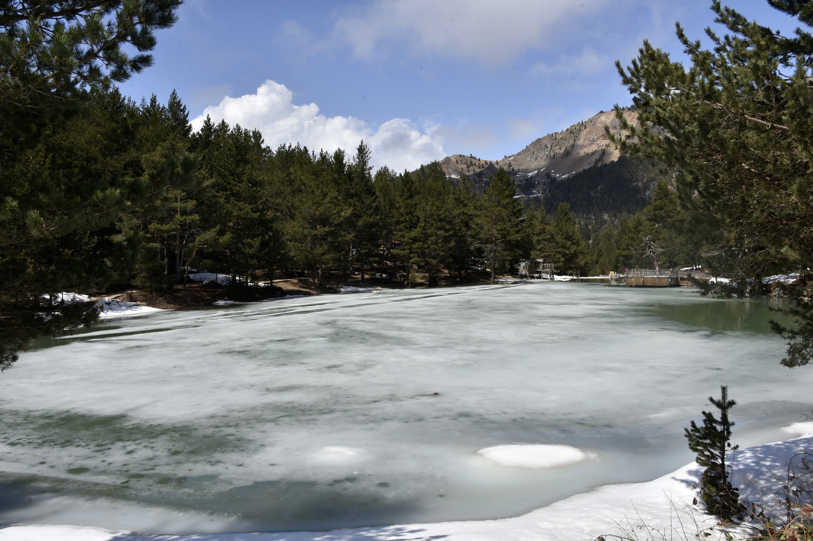 Limni Gölünde yılın son kar manzarası büyüledi 12